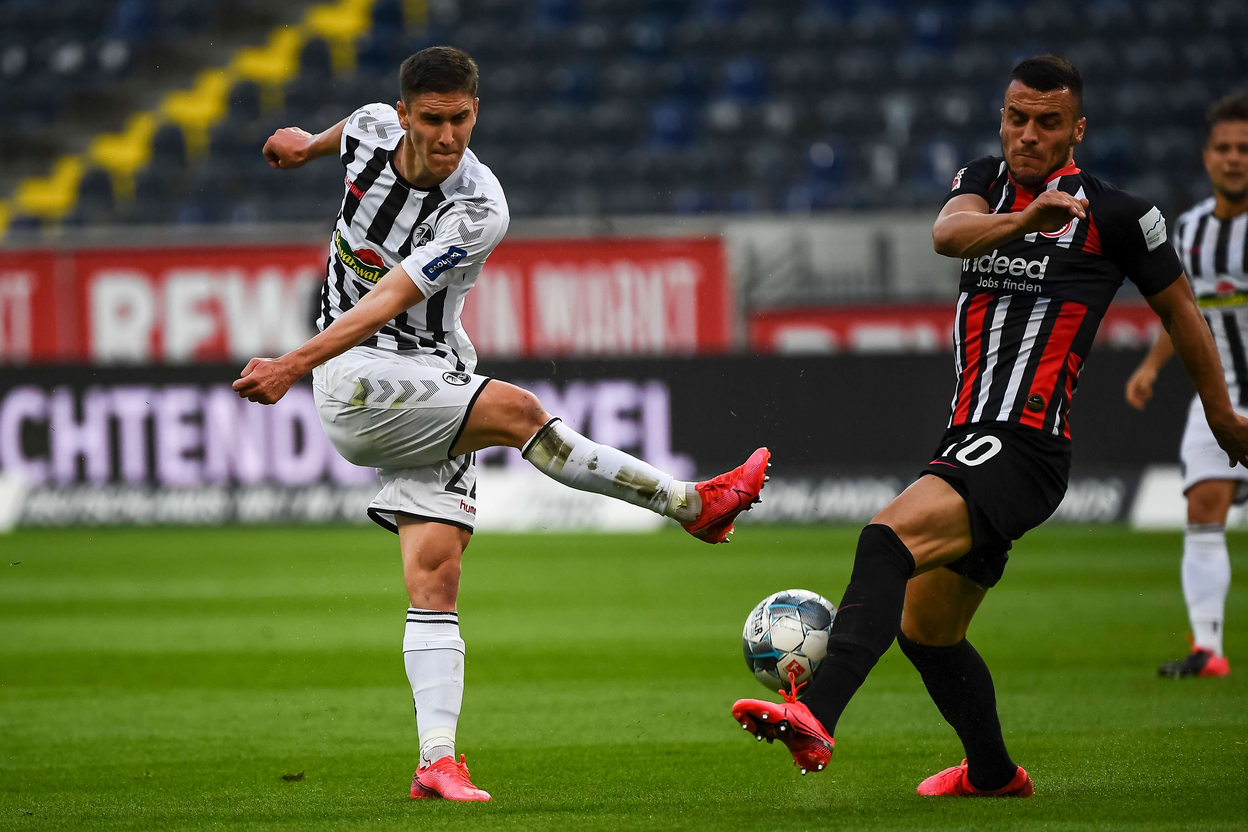 Auch defensiv zur Stelle: Filip Kostic blockt einen Schuss von Gegenspieler Roland Sallai Bild 1