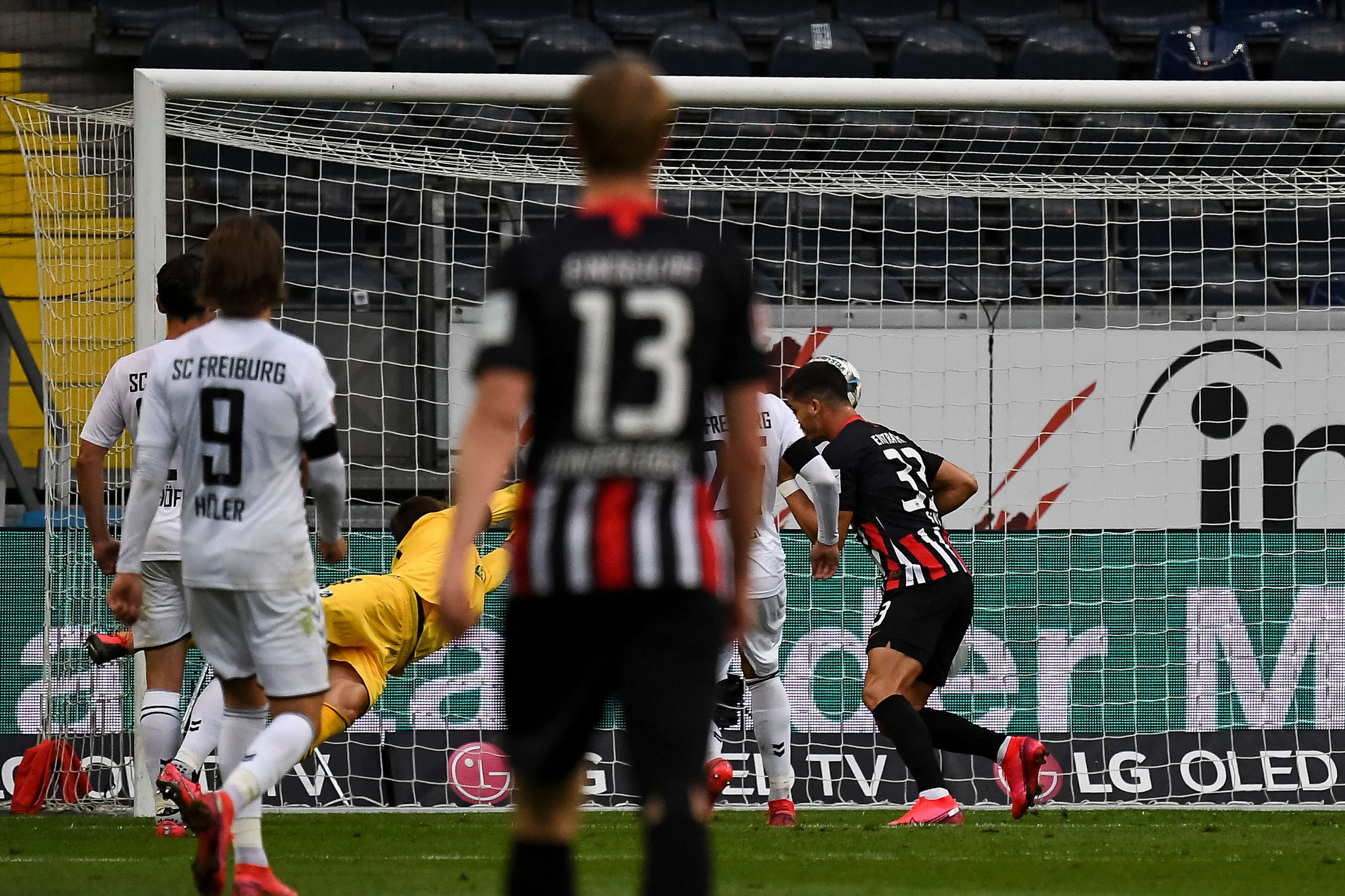 Nach einem Schuss von Daichi Kamada steht André Silva goldrichtig und köpft den Abpraller aus kurzer Distanz zum Ausgleich ins Tor. Bild 1