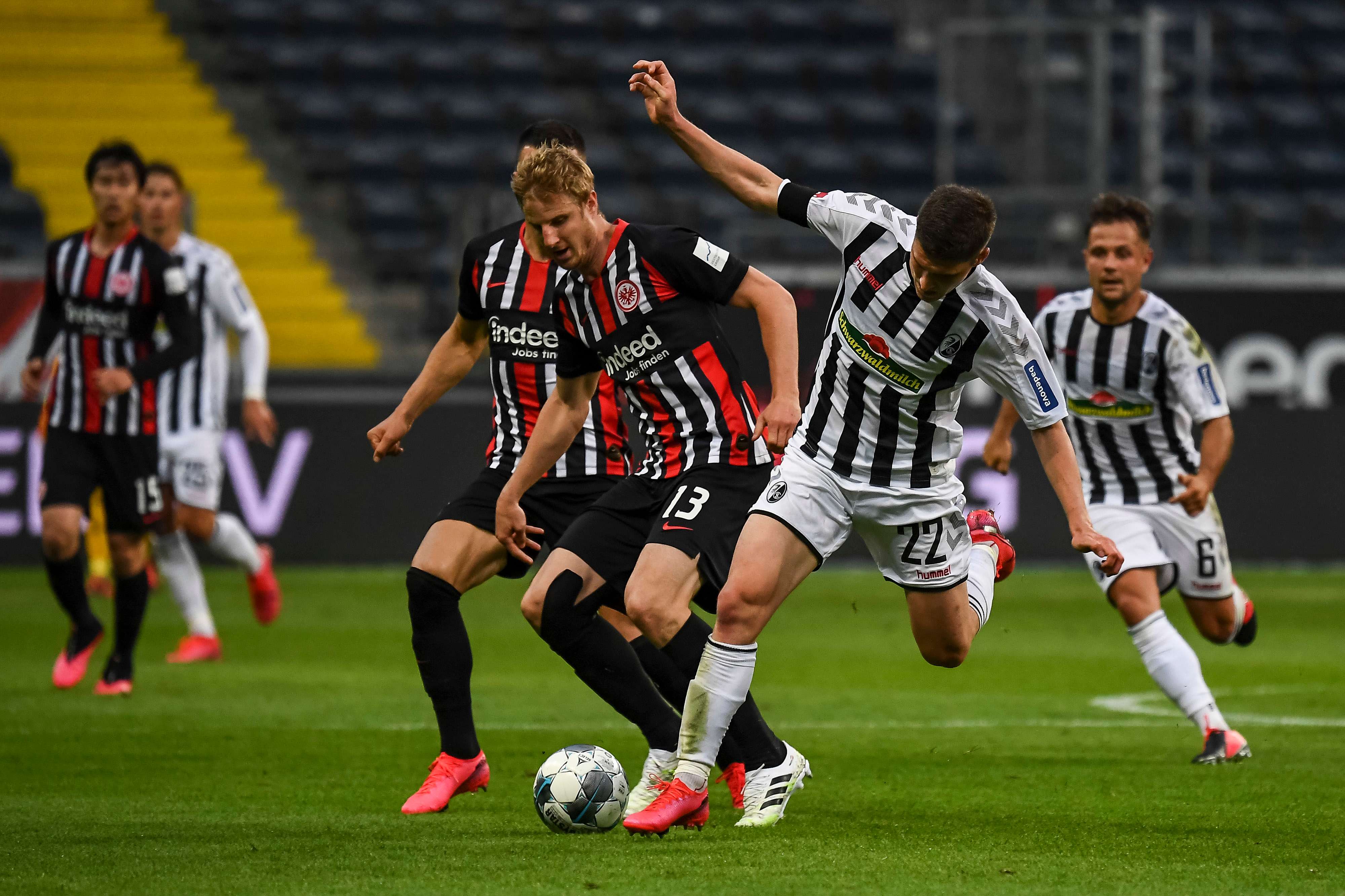 Martin Hinteregger trennt den Freiburger Sallai vom Ball. Bild 1