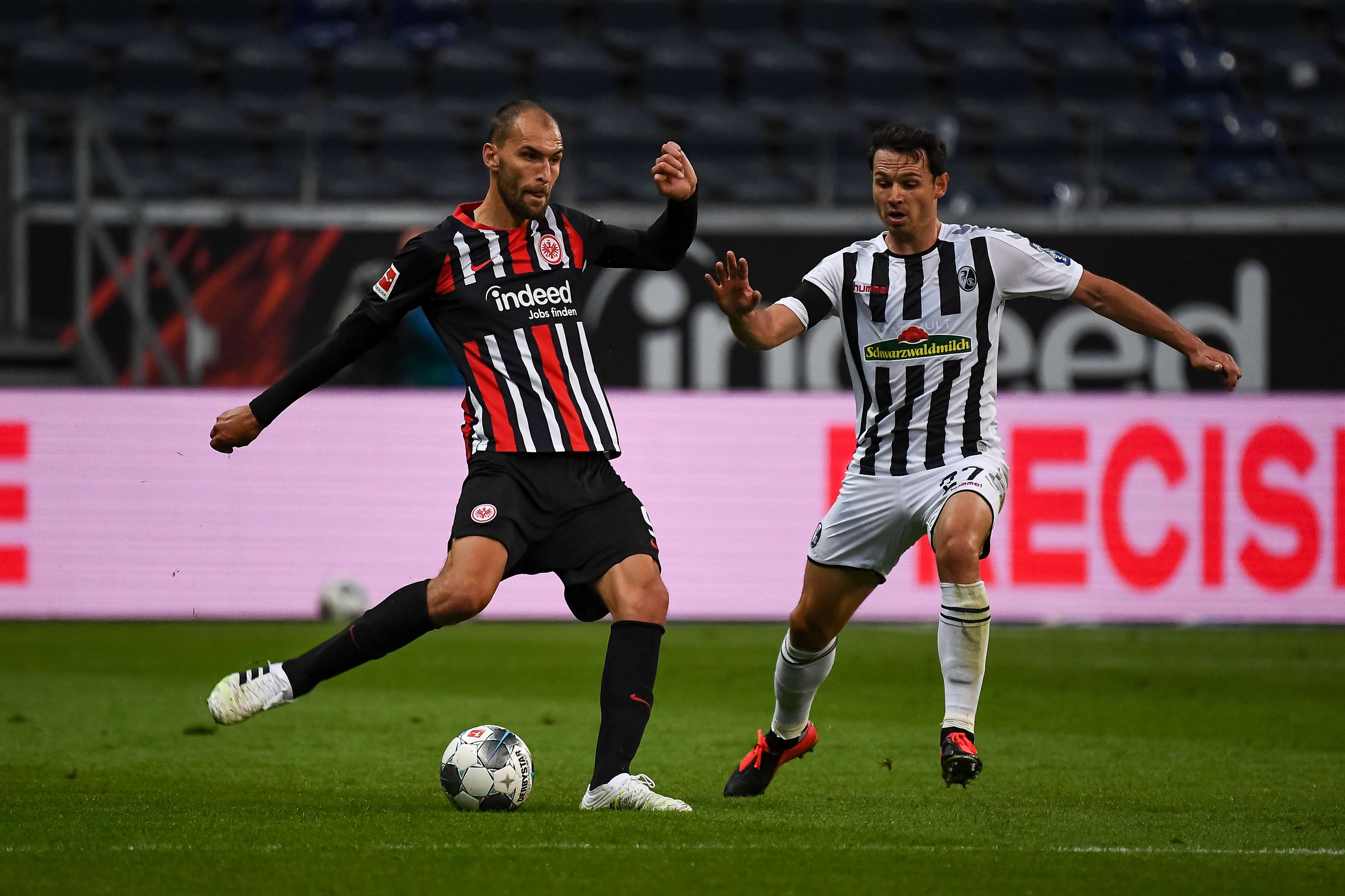 Gegen den Sport-Club durfte Bas Dost neben André Silva als zweite Spitze von Beginn an ran. Bild 1