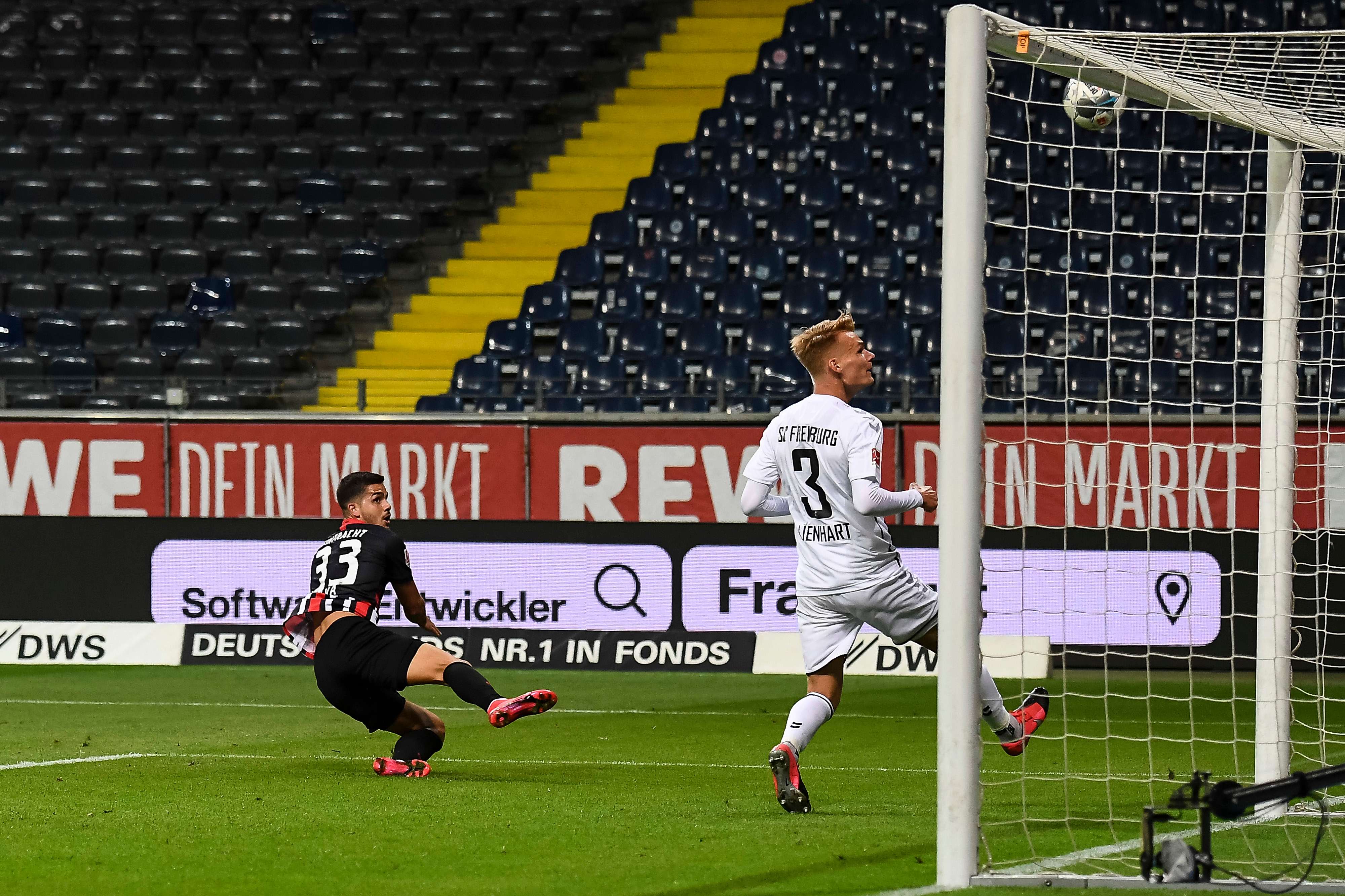 Im Laufe der Partie sollte es aus hessischer Sicht an hochkarätigen Torgelegenheiten, wie hier von André Silva, nicht mangeln. Bild 1