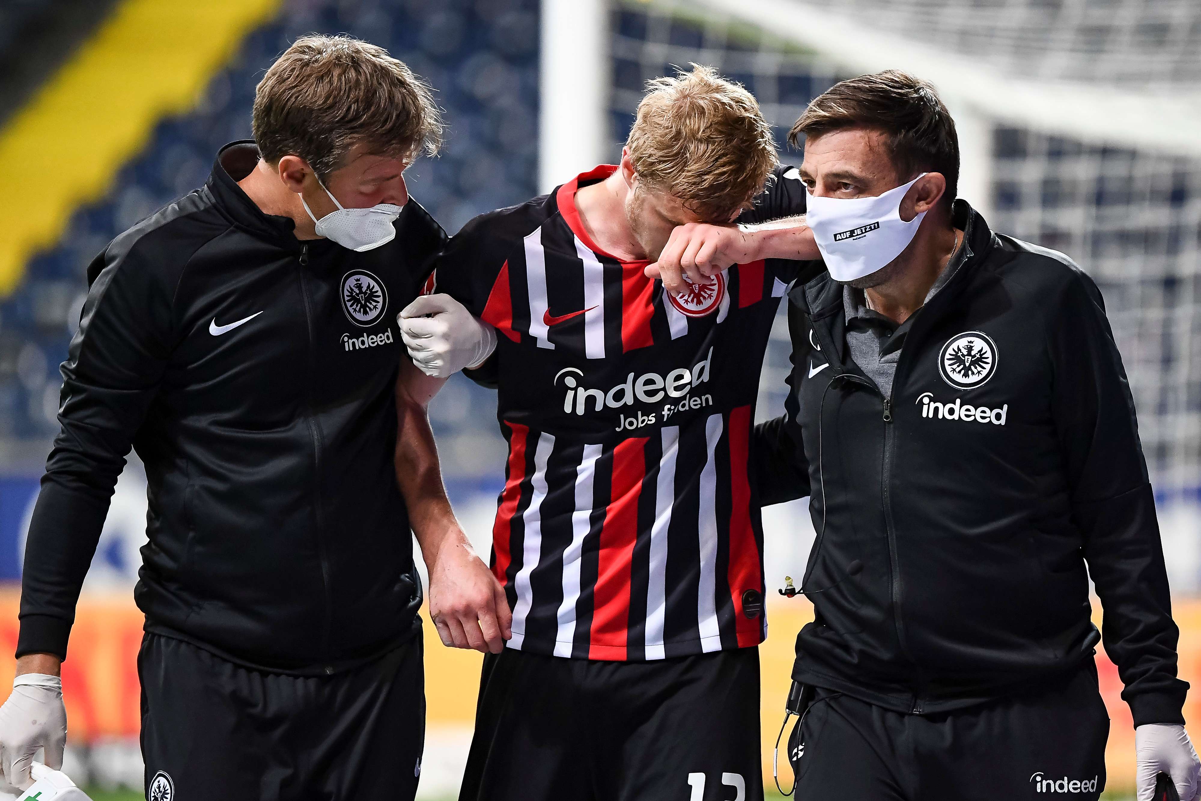 Kurze Schrecksekunde für die Eintracht: In der 90. Minute musste Martin Hinteregger verletzt ausgewechselt werden. Für die Nachspielzeit wurde er von Evan NDicka ersetzt. Bild 1