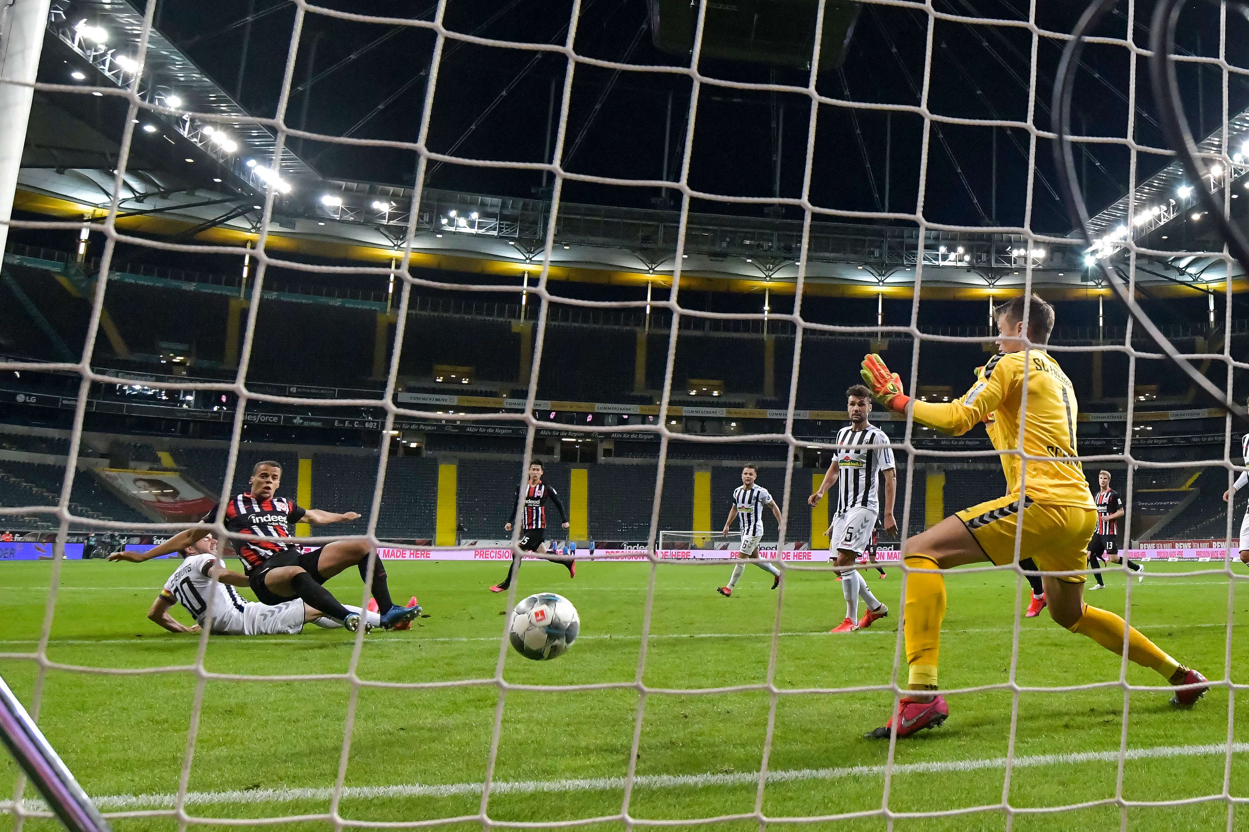 Verdienter Ausgleich: Nach einer weiten Hereingabe von Filip Kostic schob sich "Rückrundentorjäger" Timothy Chandler geschickt vor seinen Gegenspieler und erzielte das hochverdiente 3:3. Bild 1