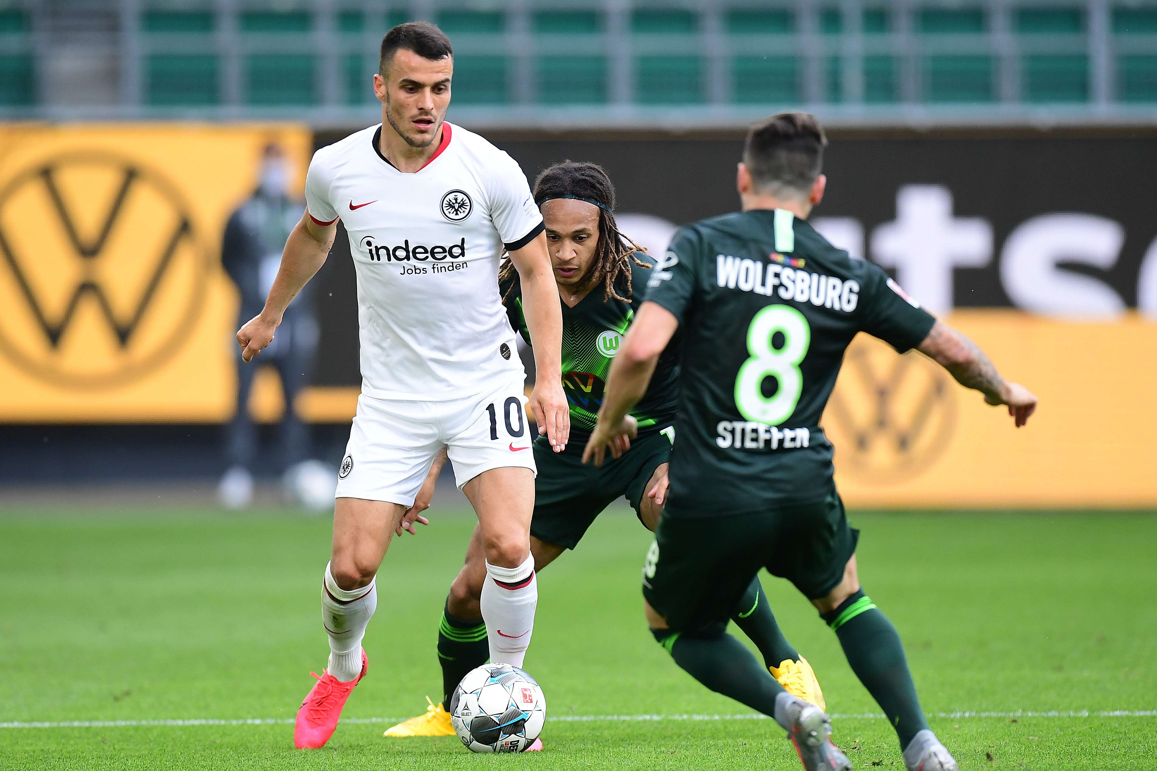 Nicht selten bekam es Filip Kostic gleich mit zwei Gegenspielern zu tun. So wie hier mit Kevin Mbabu und Renato Steffen. Picture 1