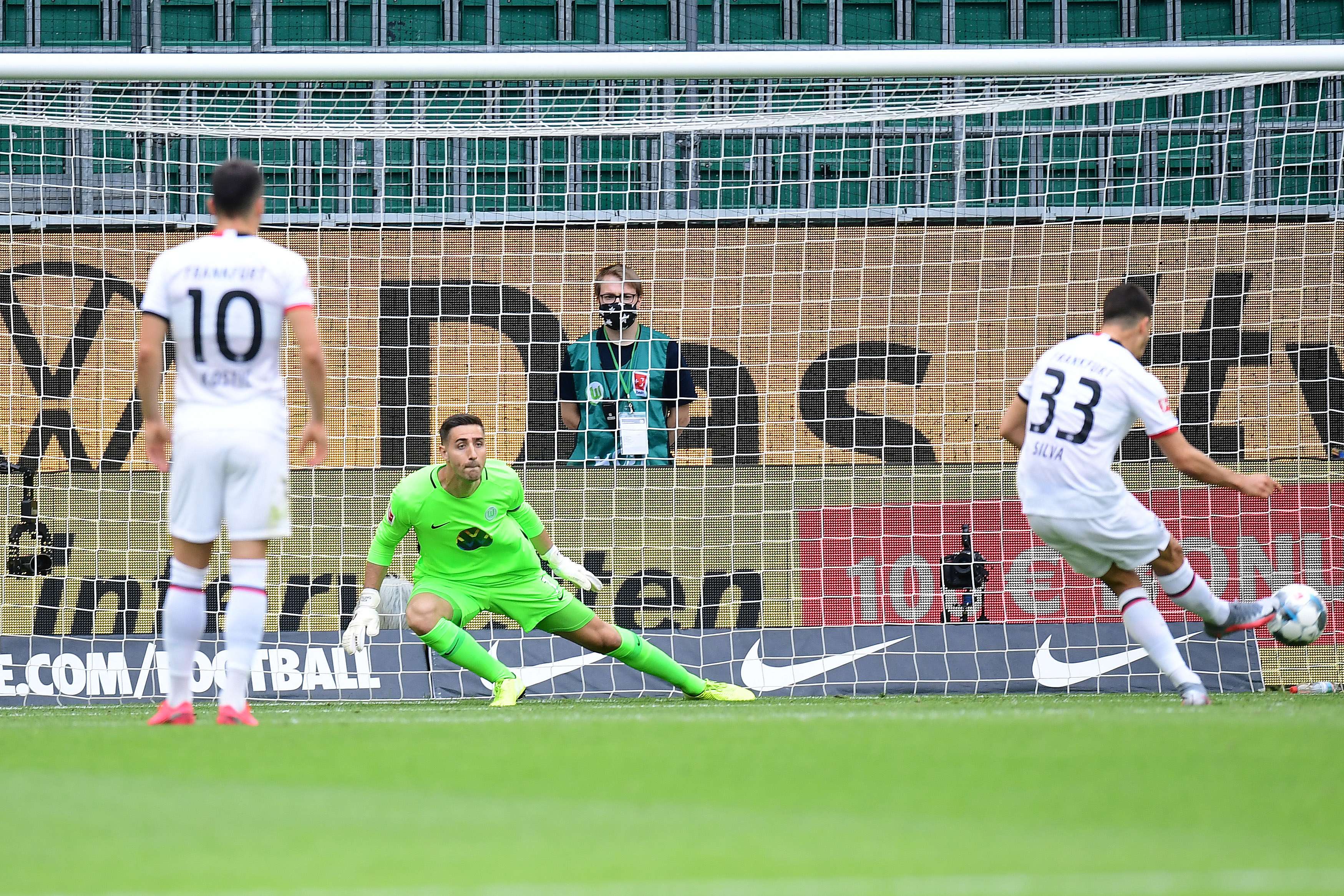 Auch seinen ingesamt dritten Elfmeter für die SGE verwandelt André Silva sicher. Diesmal lässt er Koen Casteels keine Chance. Picture 1
