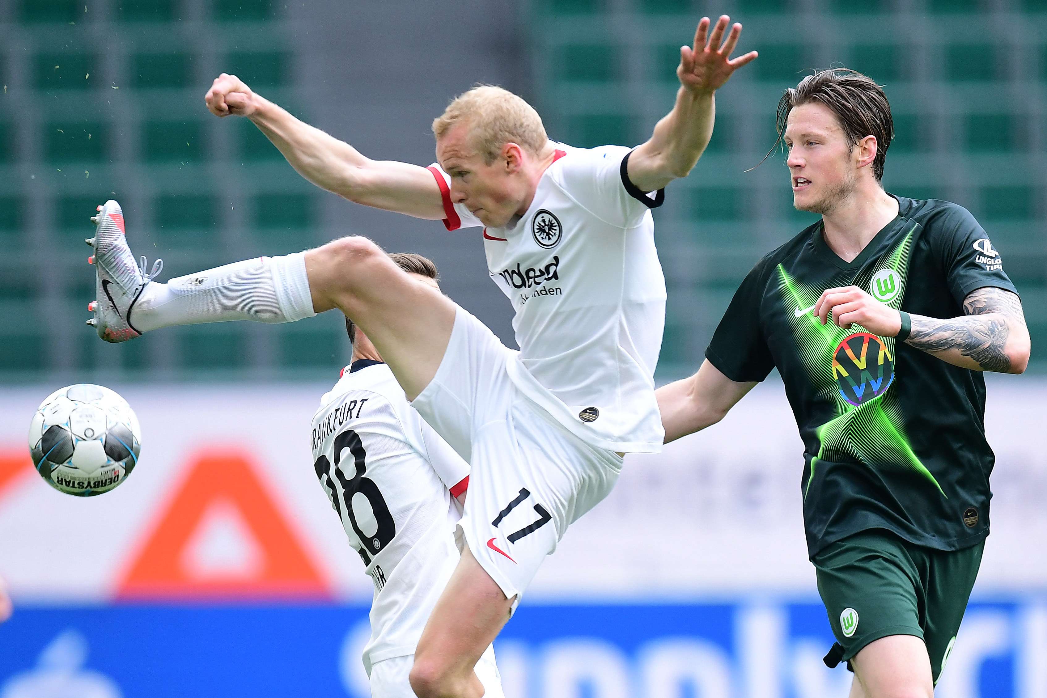 Sebastian Rode behauptet den Ball gegen den Wolfsburger Weghorst. Picture 1