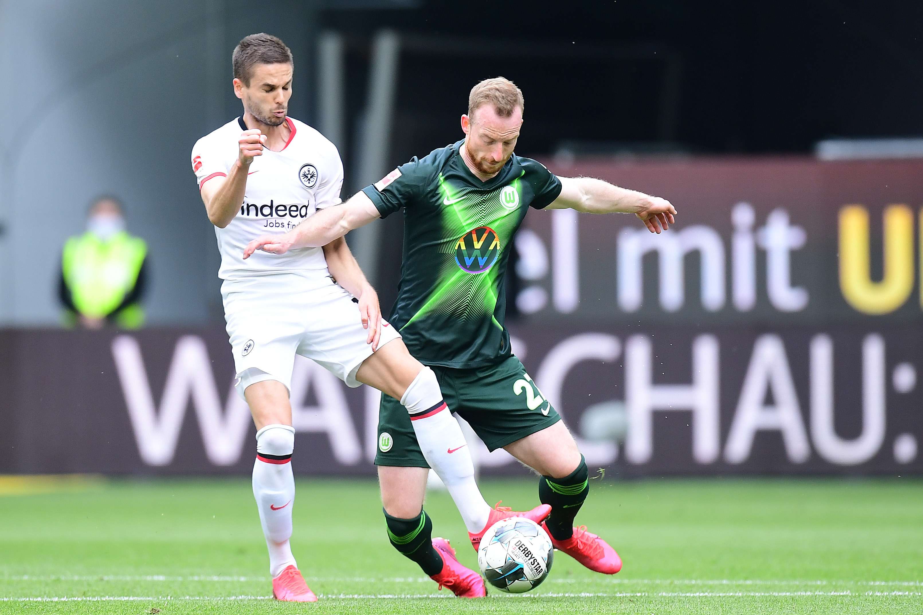 Mijat Gacinovic im Duell mit Maximilian Arnold. Picture 1