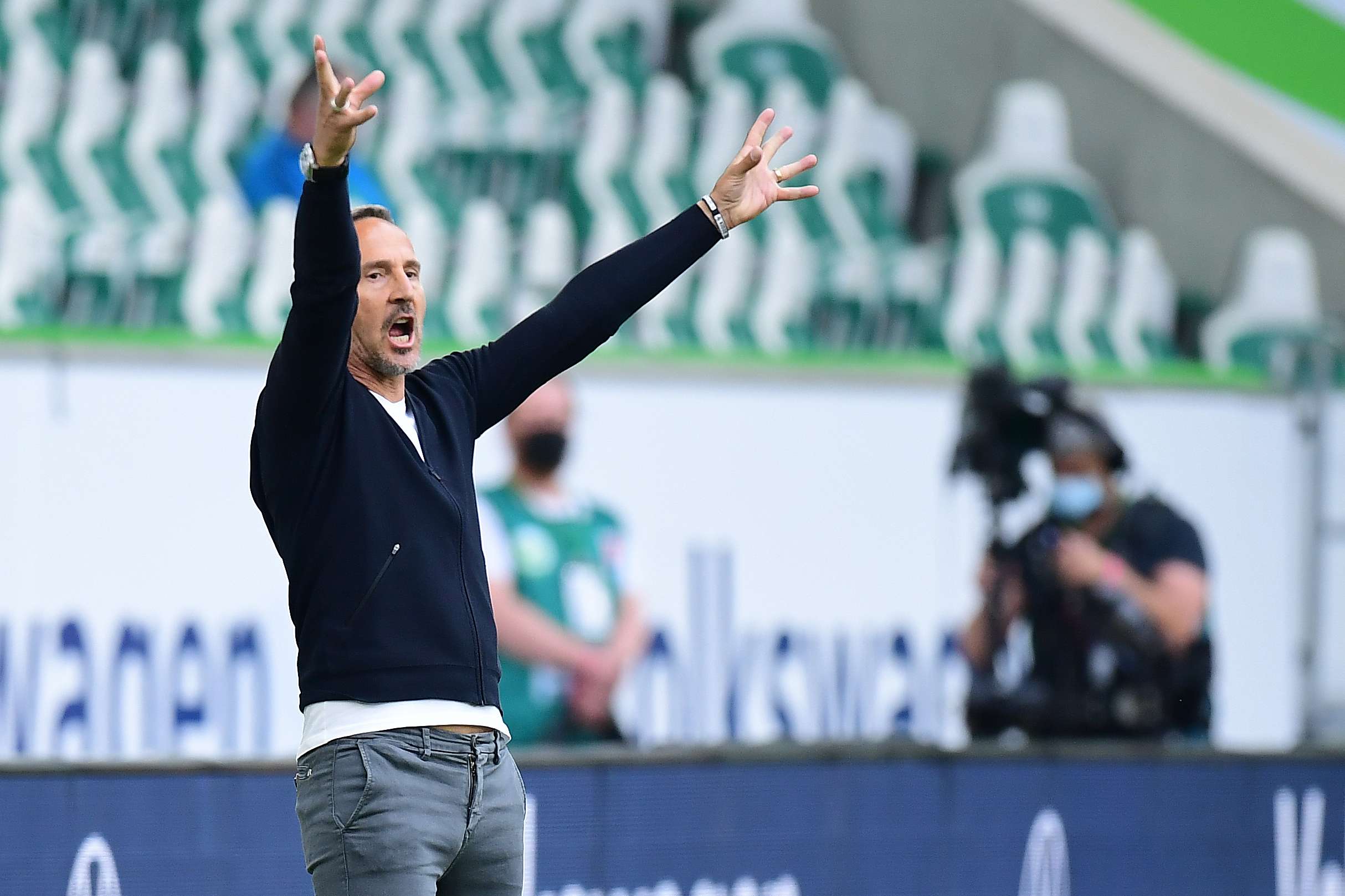 Adi Hütter bejubelt den Sieg seiner Mannschaft. Picture 1