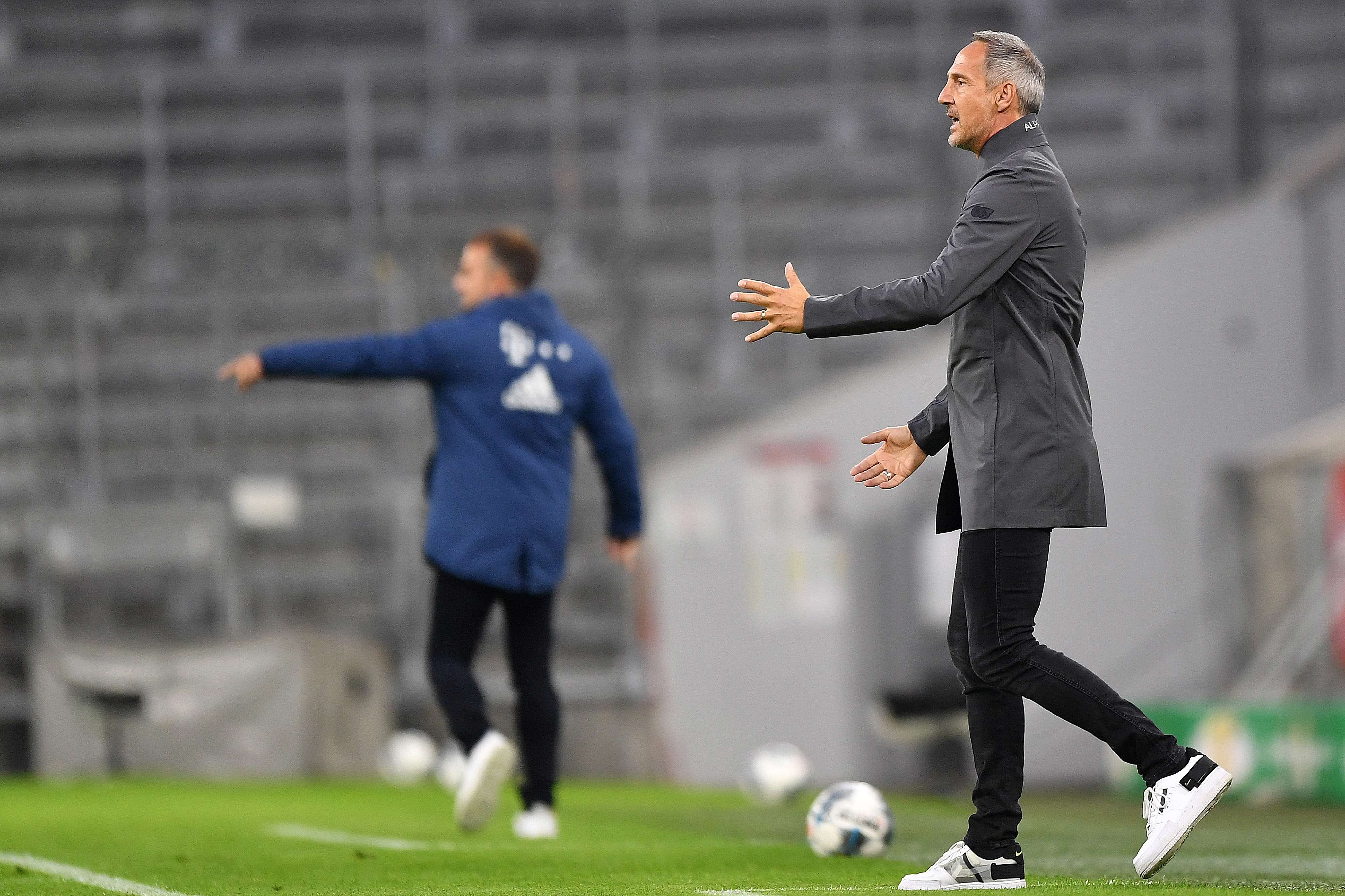 Beide Trainer in Action: Adi Hütter ordnet von außen seine Mannschaft. Bild 1
