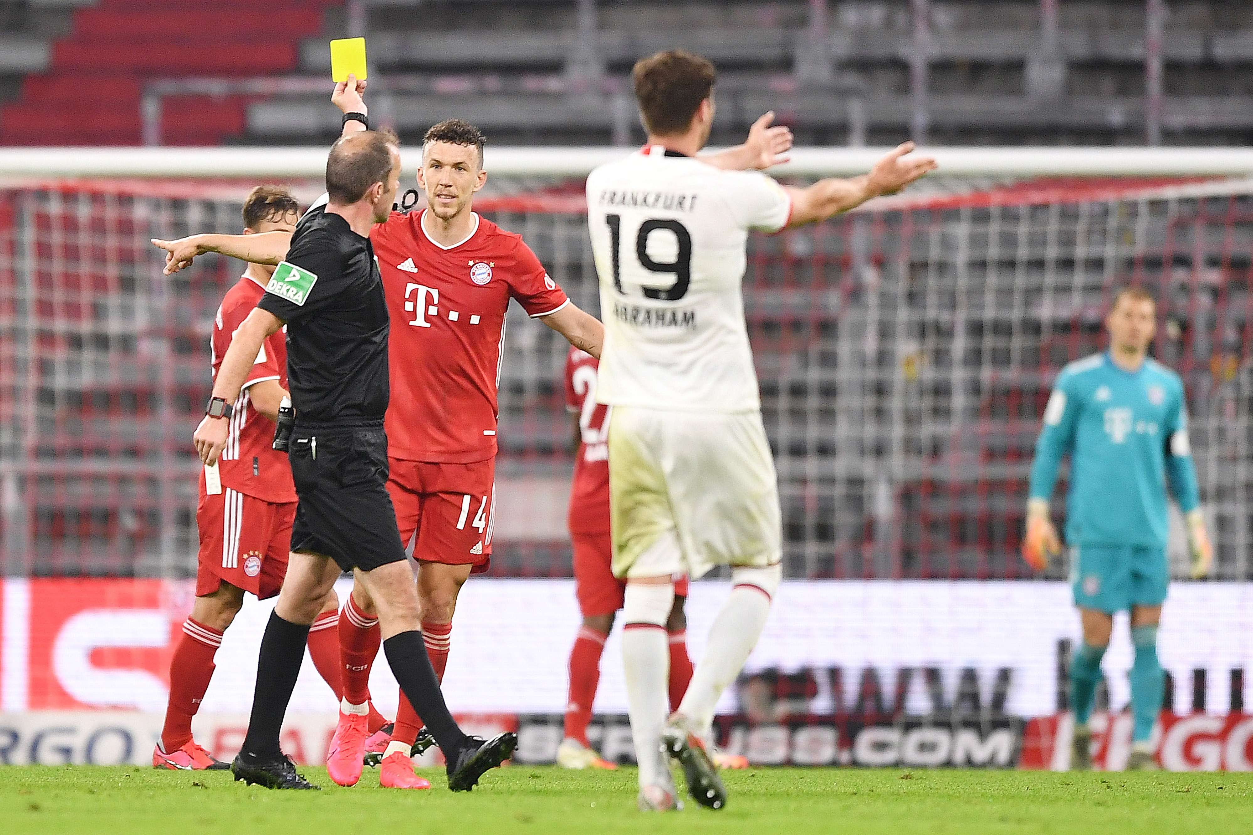 In der 44. Minute sieht Ivan Perisic die erste gelbe Karte des Spiels. Er kam gegen Dominik Kohr deutlich zu spät. Bild 1