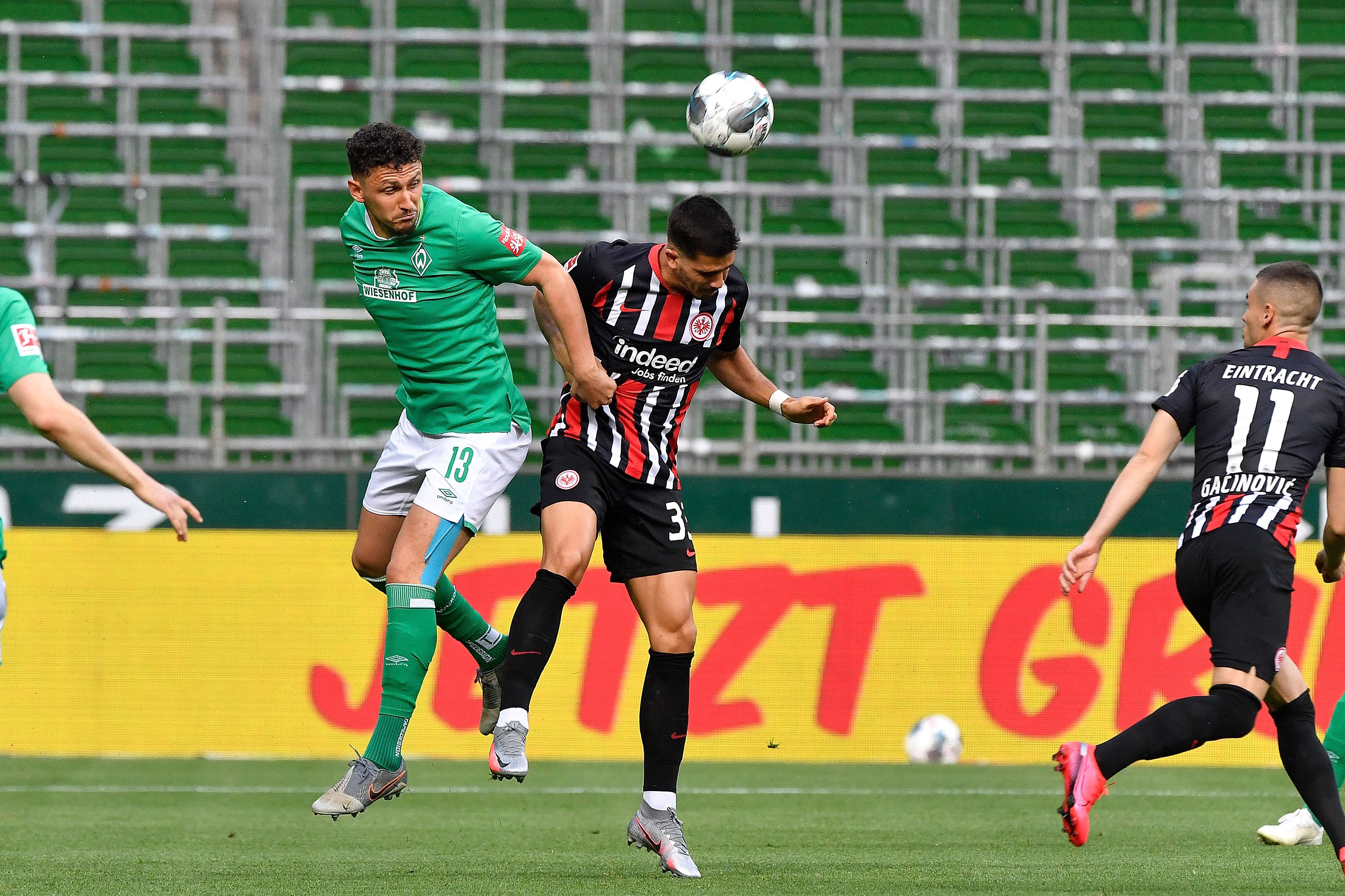 Das Spiel war besonders in der ersten Hälfte sehr kampfbetont und es wurden viele Zweikämpfe geführt. Hier kann sich Silva im Kopfball Duell gegen Veljkovic durchsetzen. Picture 1