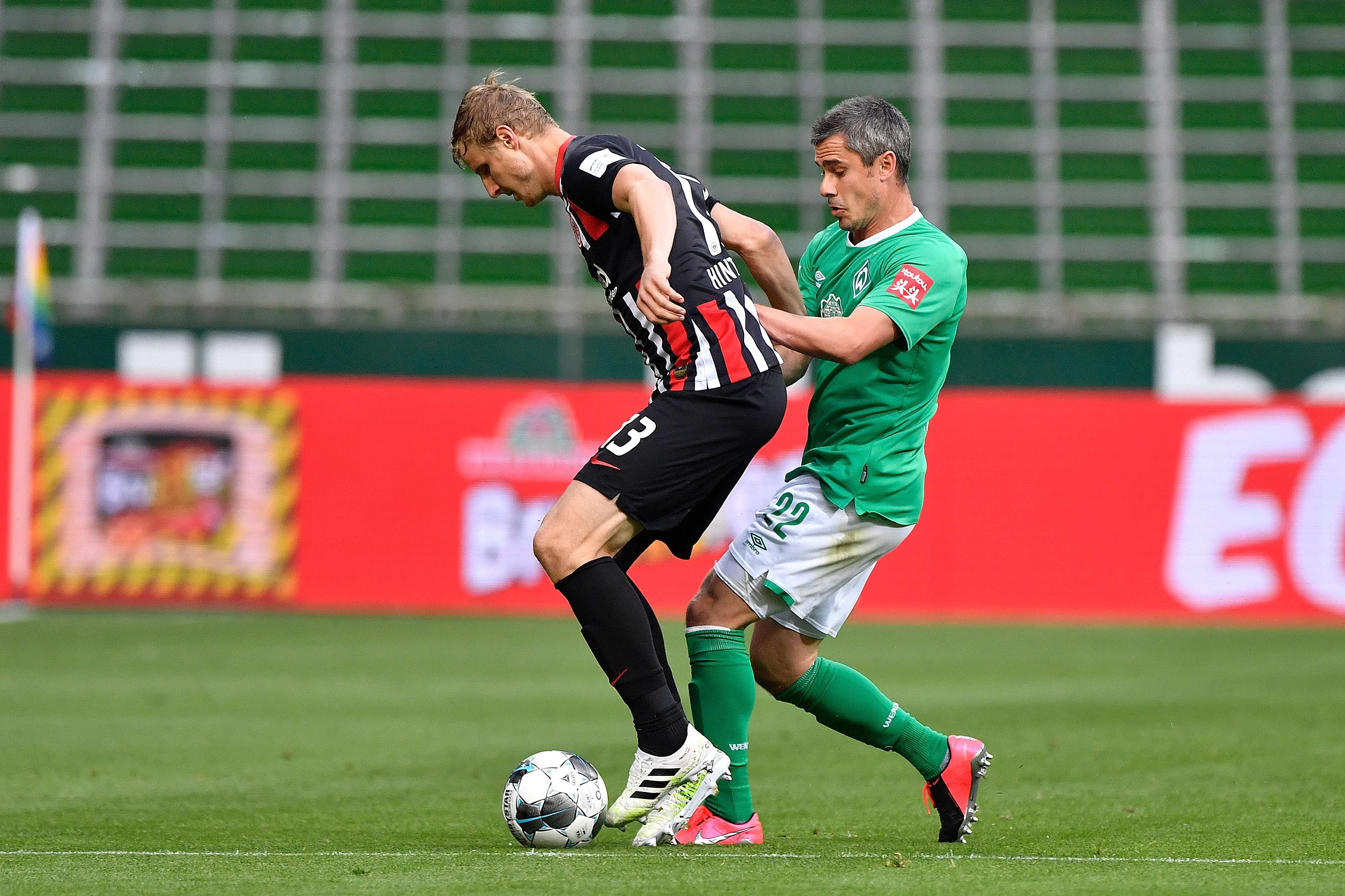 Martin Hinteregger schirmt erfolgreich den Ball gegen Fin Bartels ab. Picture 1