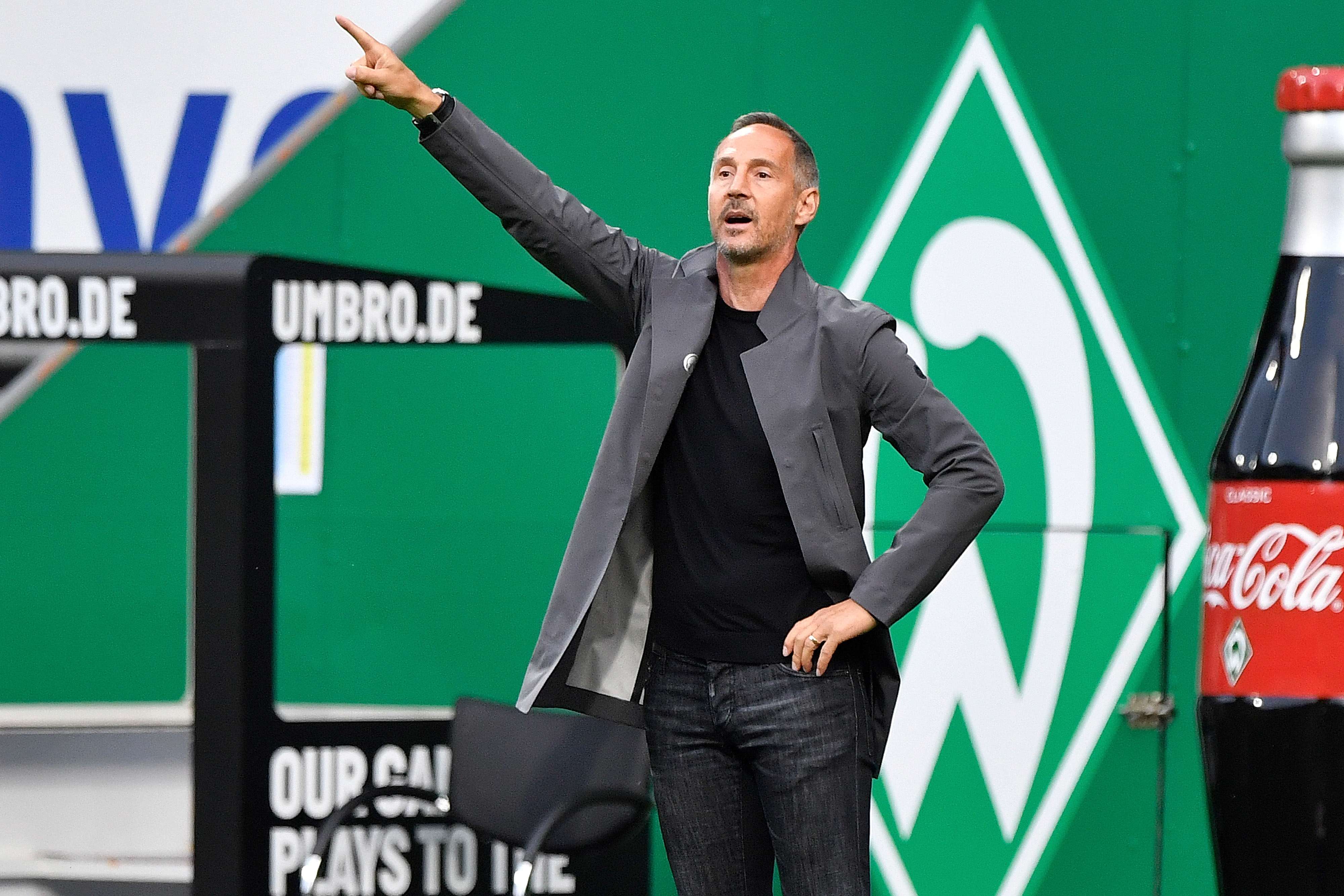 Adi Hütter dirigiert seine Mannen von außen. Picture 1
