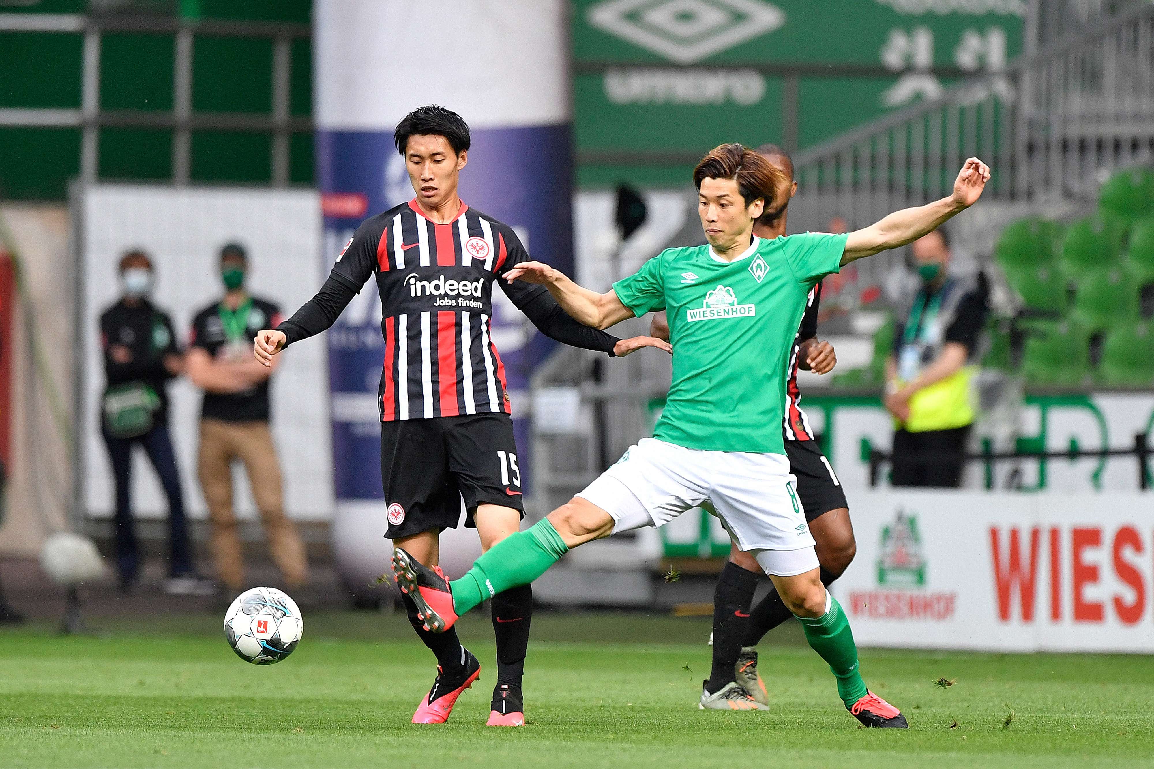 Japaner unter sich. Kamada im Zweikampf mit Osako. Picture 1