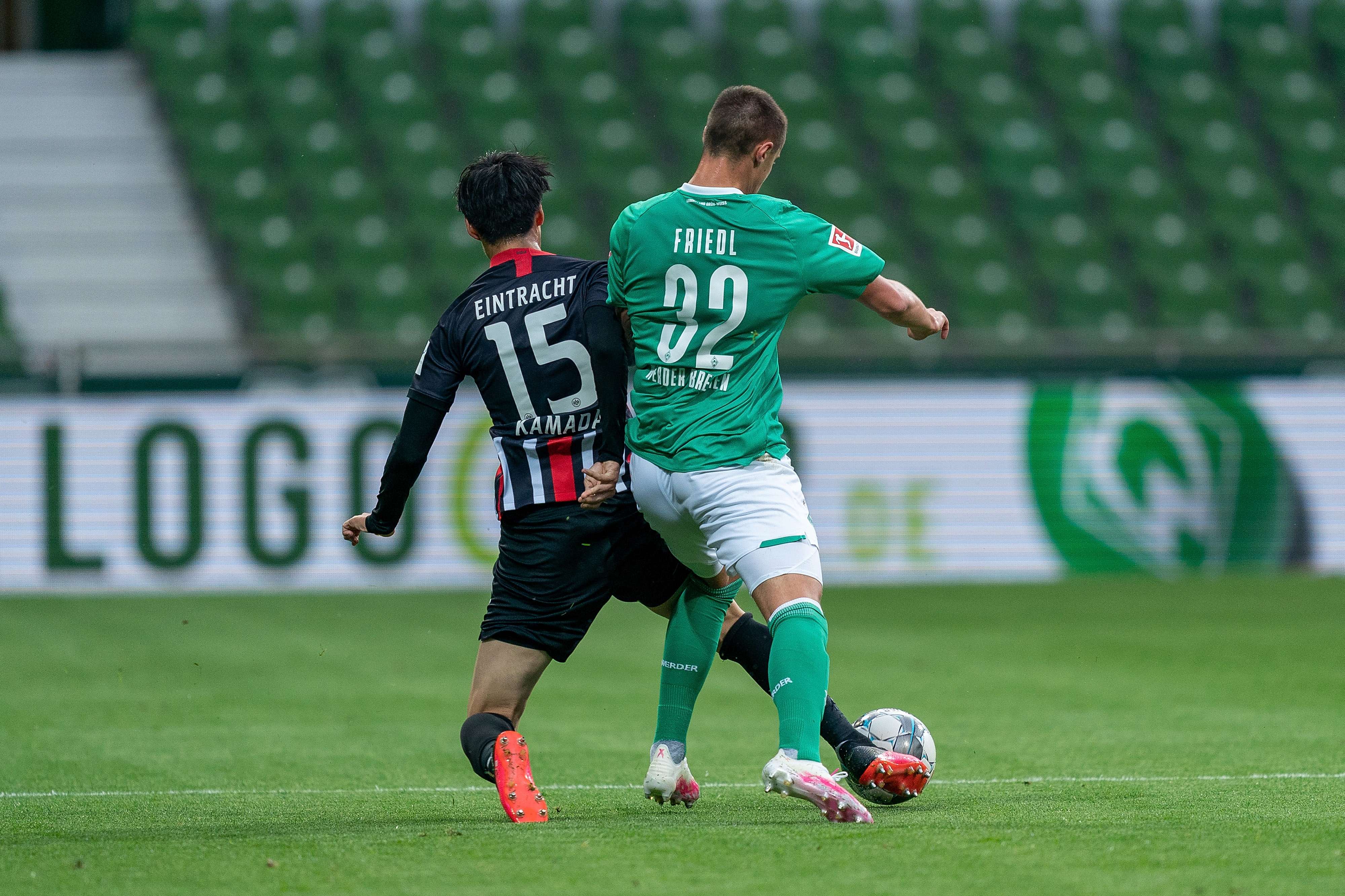 Im nächsten Zweikampf nimmt es Daichi Kamada mit Marco Friedl auf. Picture 1