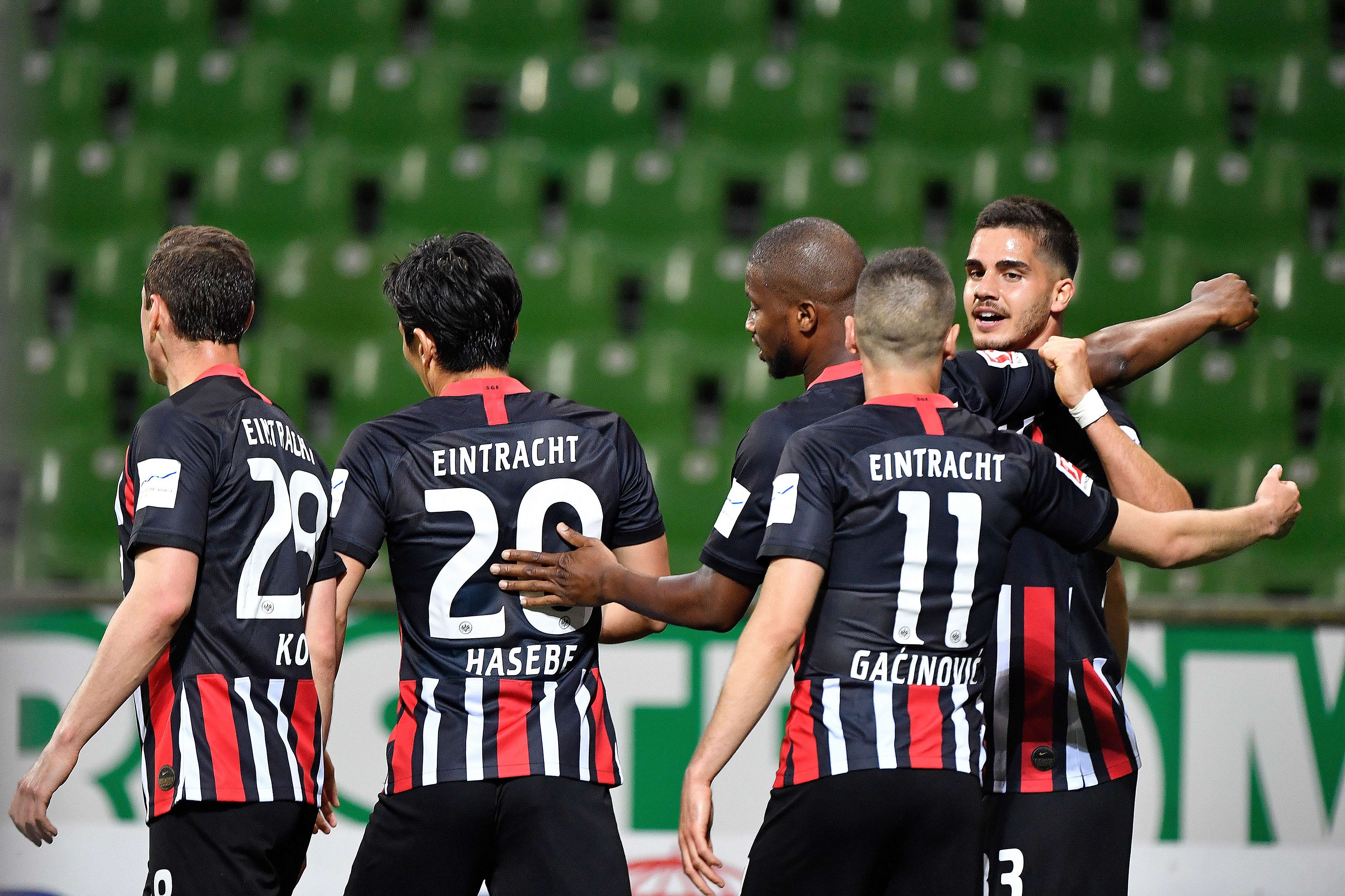Nach einer gefühlvollen Flanke von Filip Kostic muss André Silva nur noch den Kopf hinhalten. Picture 1