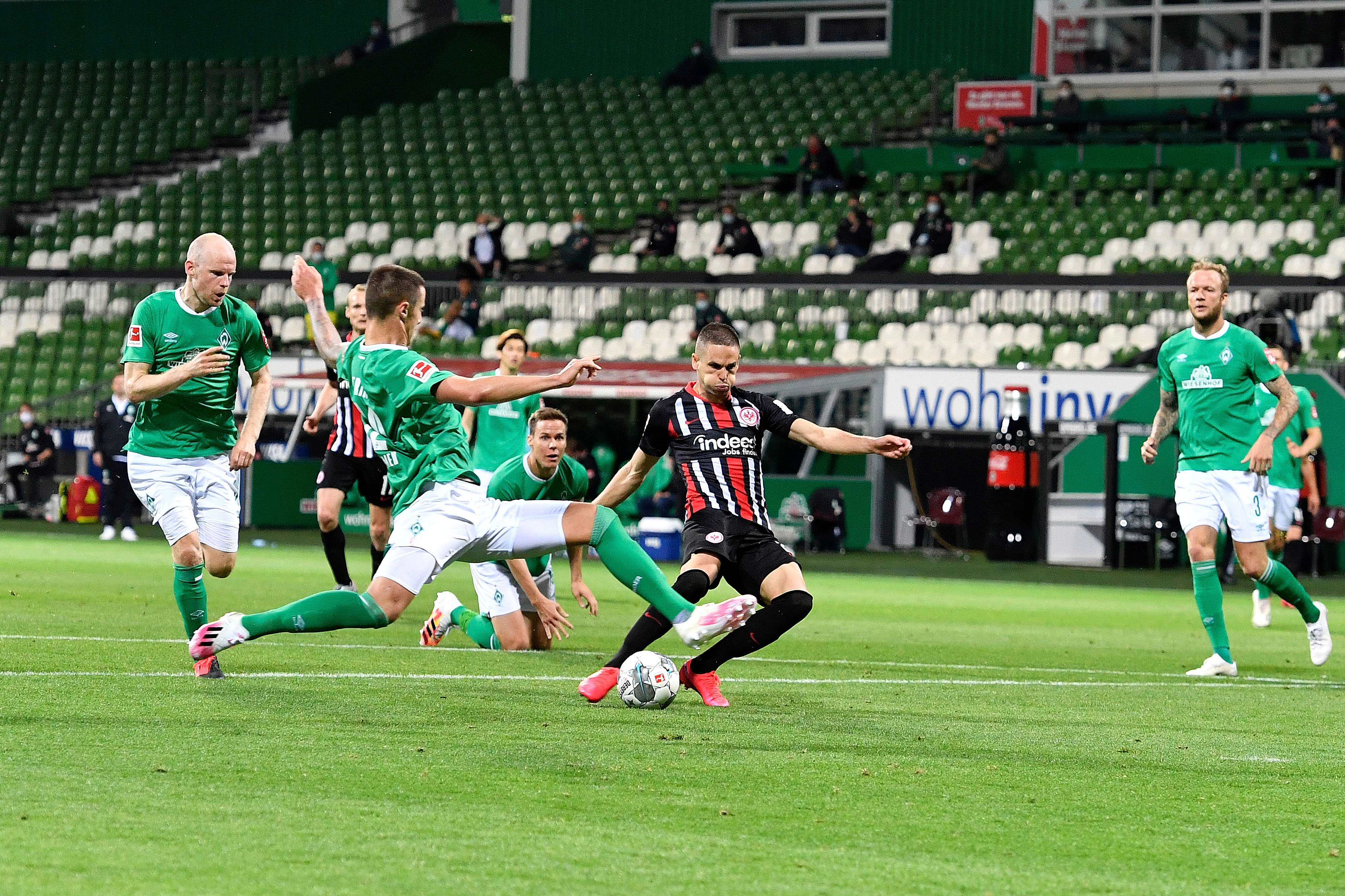 Nach einem Dribbling durch die gesamte Bremer Abwehr hat Mijat Gacinovic das 2:0 auf dem Fuß. Picture 1