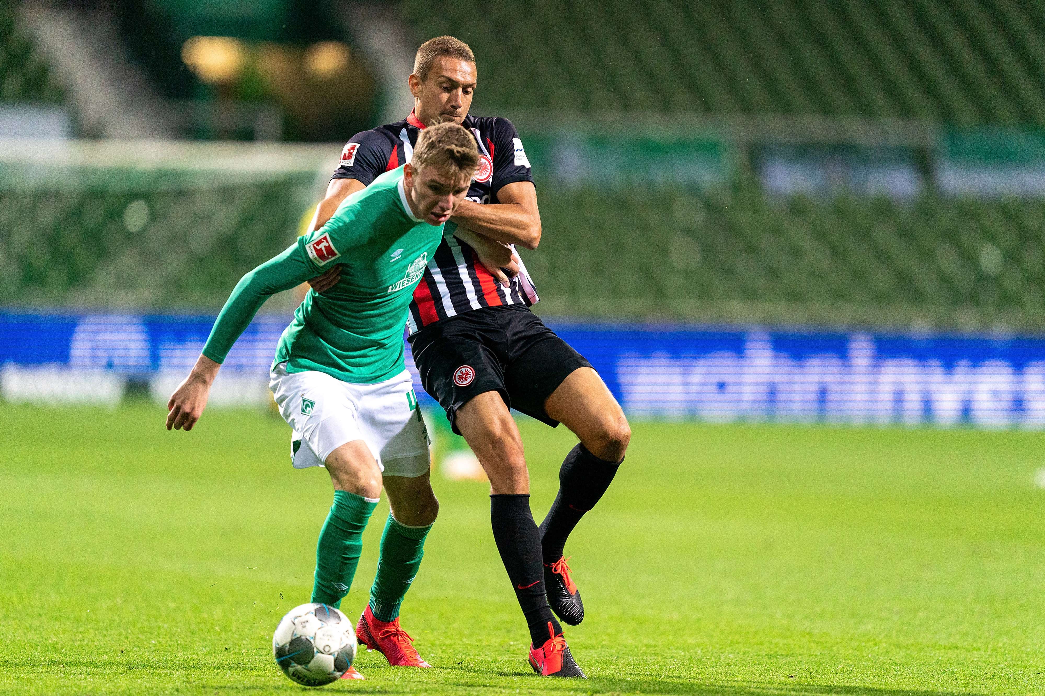 Der erfahrene Stefan Ilsanker im Duell mit dem 18 jährigen Nick Woltemade. Picture 1
