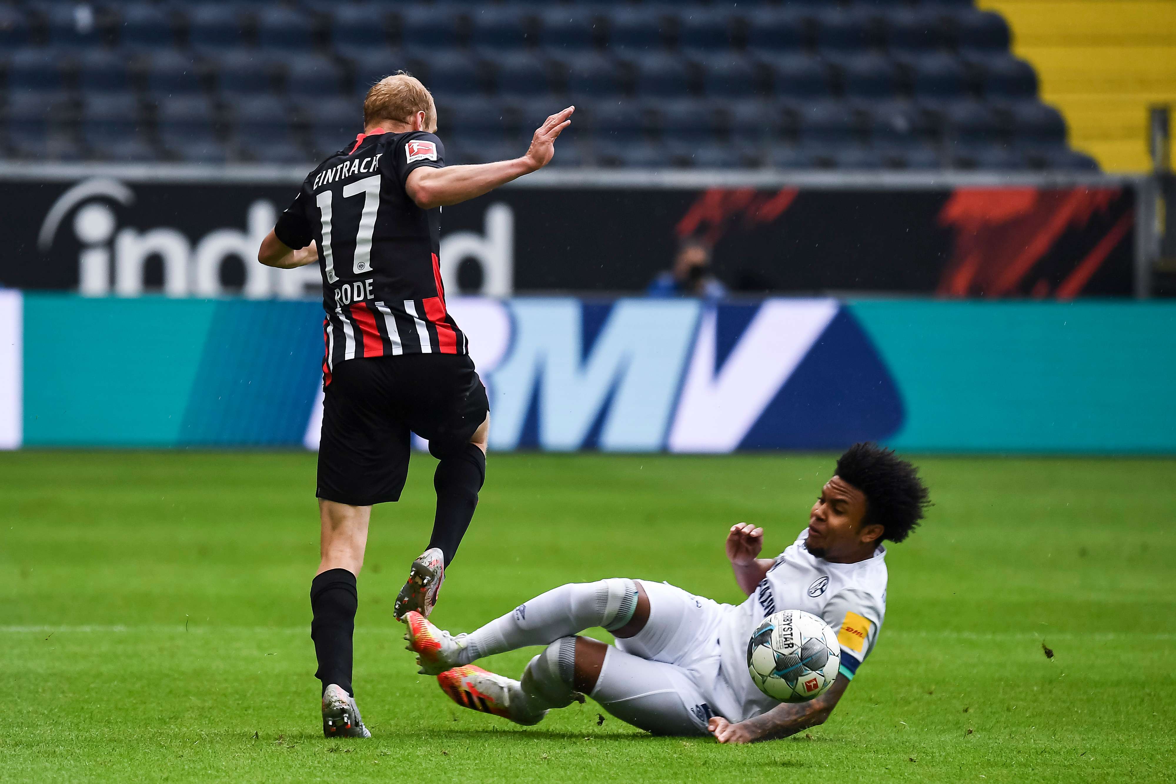 Weston McKennie kommt von der Seite angegrätscht und Sebastian Rode muss zusehen, dass er die Füße hochbekommt. Bild 1