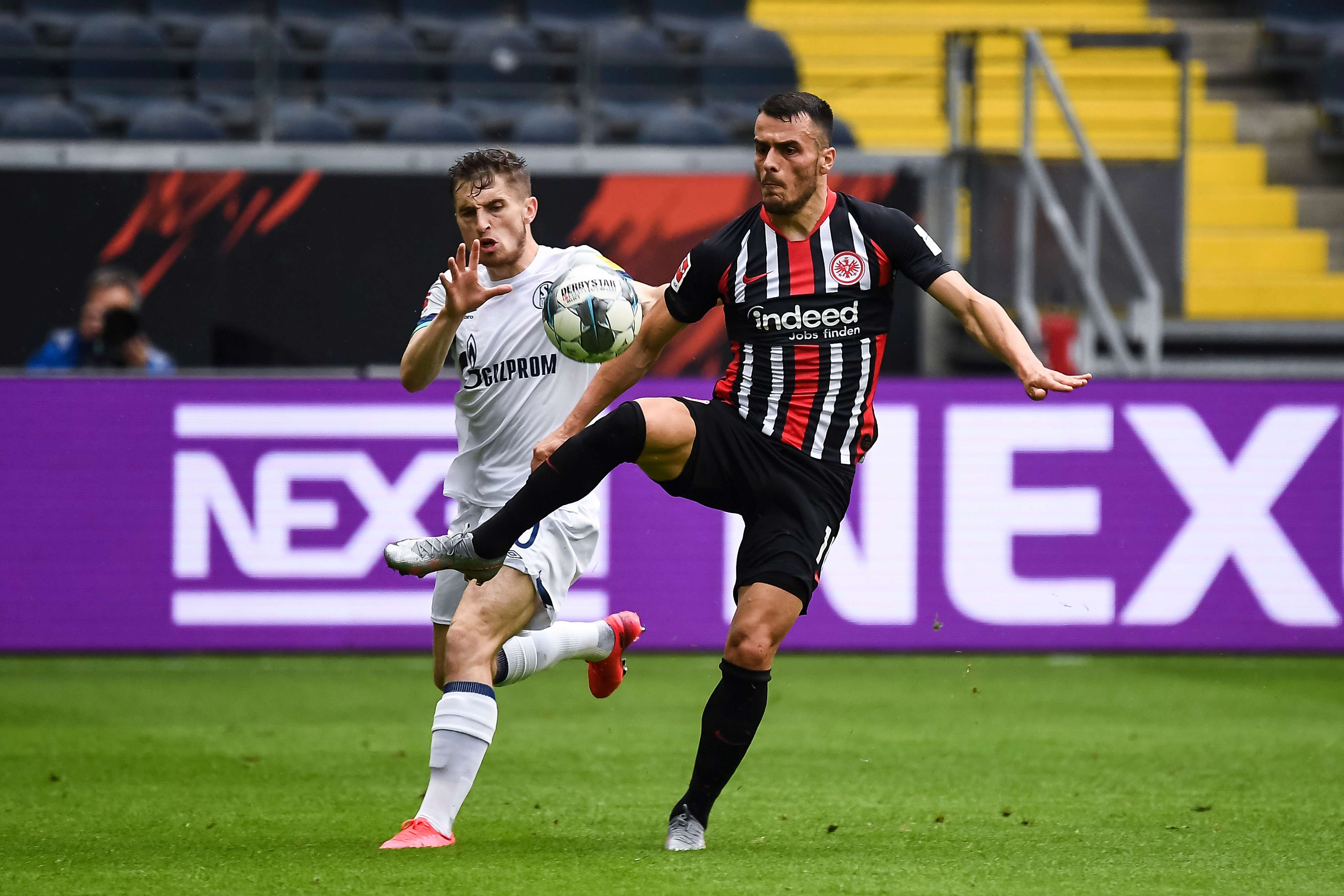 Heißes Duell auf der Außenbahn: Filip Kostic im Zweikampf mit Jonjoe Kenny. Bild 1