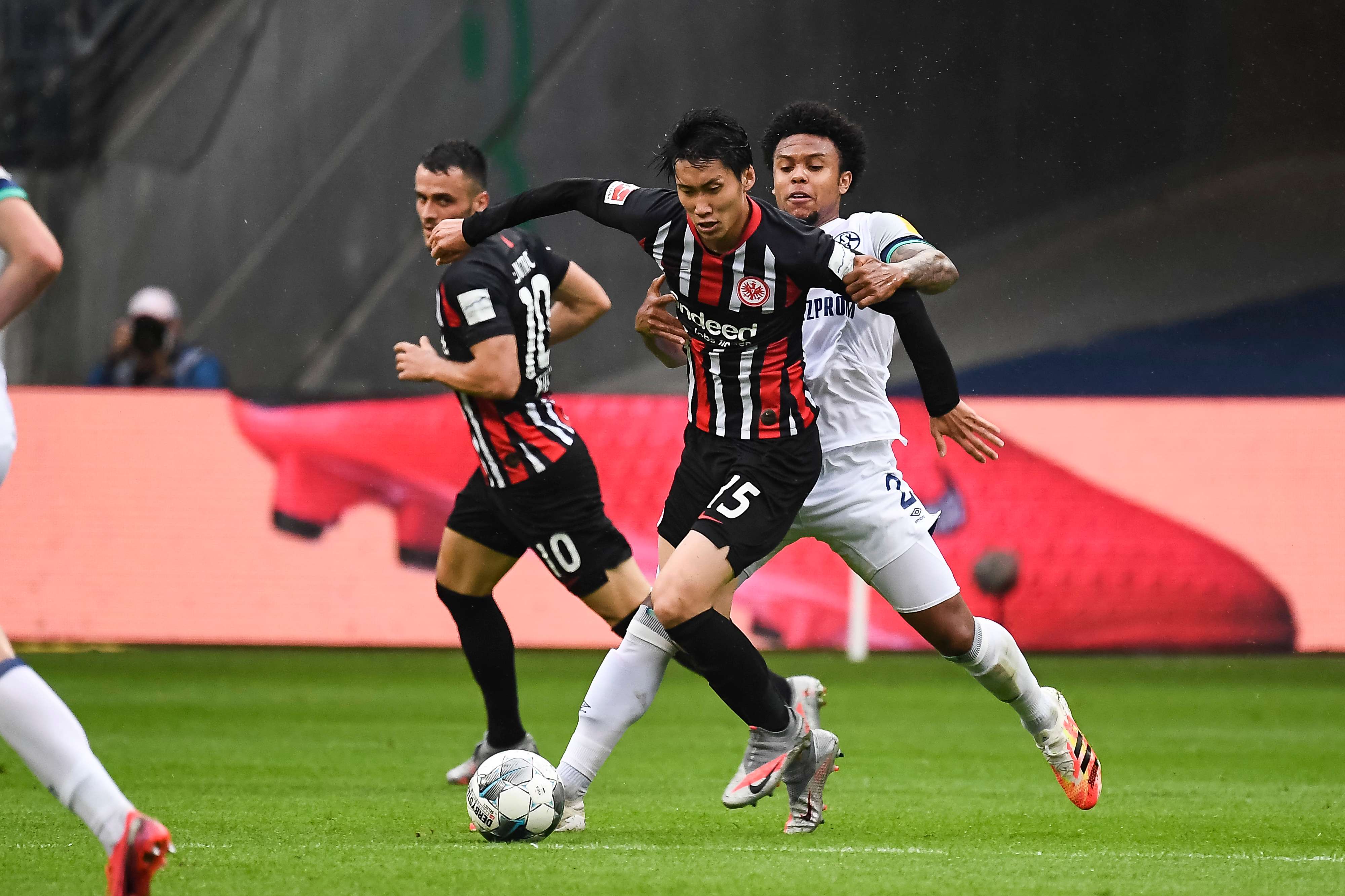 Daichi Kamada war in der ersten Halbzeit der auffälligste Spieler und war immer anspielbar. Bild 1