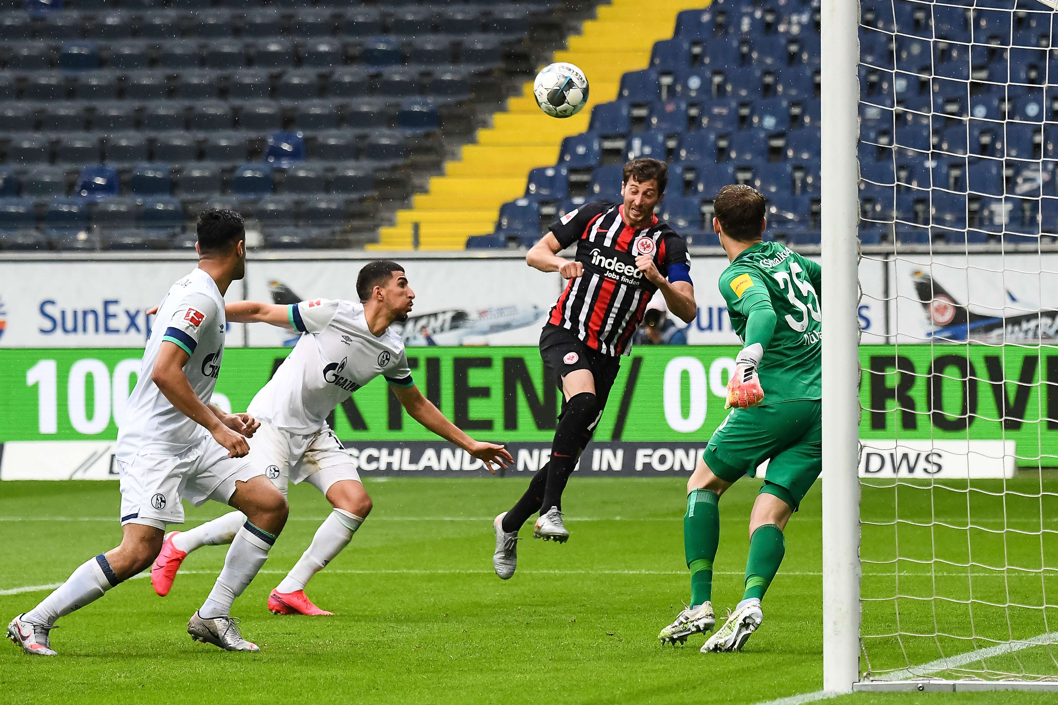 Nach einer scharfen Flanke von Filip Kostic erzielt David Abraham das 2:0. Bild 1