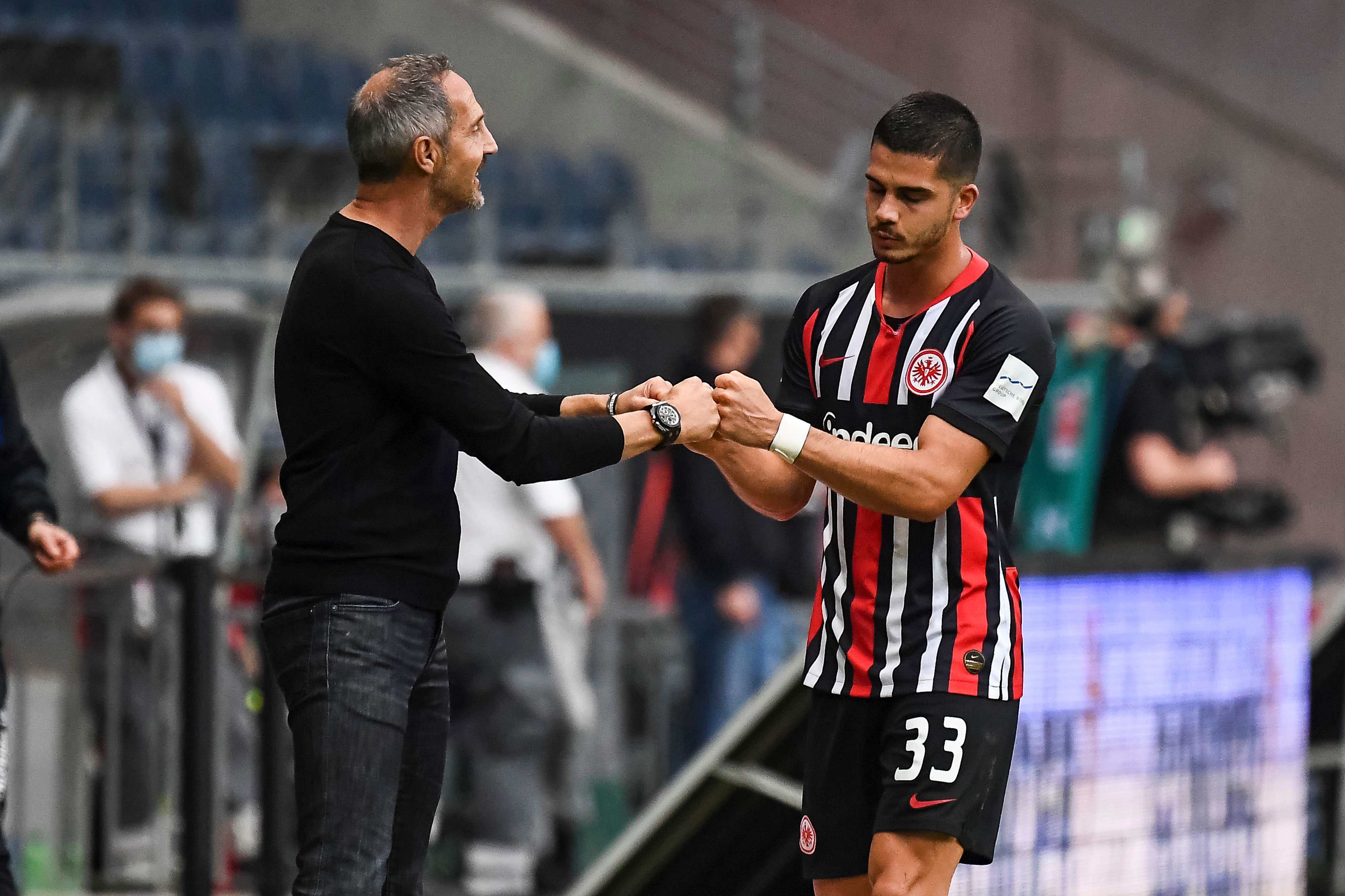 Bei seiner Auswechslung hadert André Silva immer noch mit seiner vergebenen Chance. Bild 1