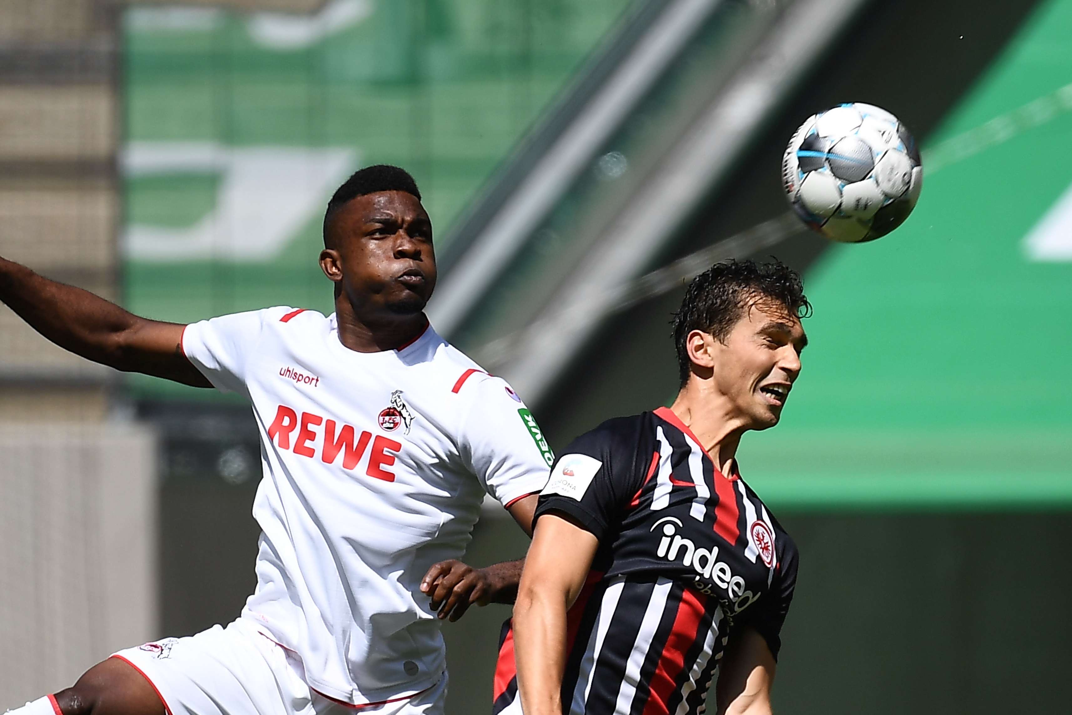 Lucas Torró im Luftduell mit Kölns Toptorjäger Cordoba. Bild 1
