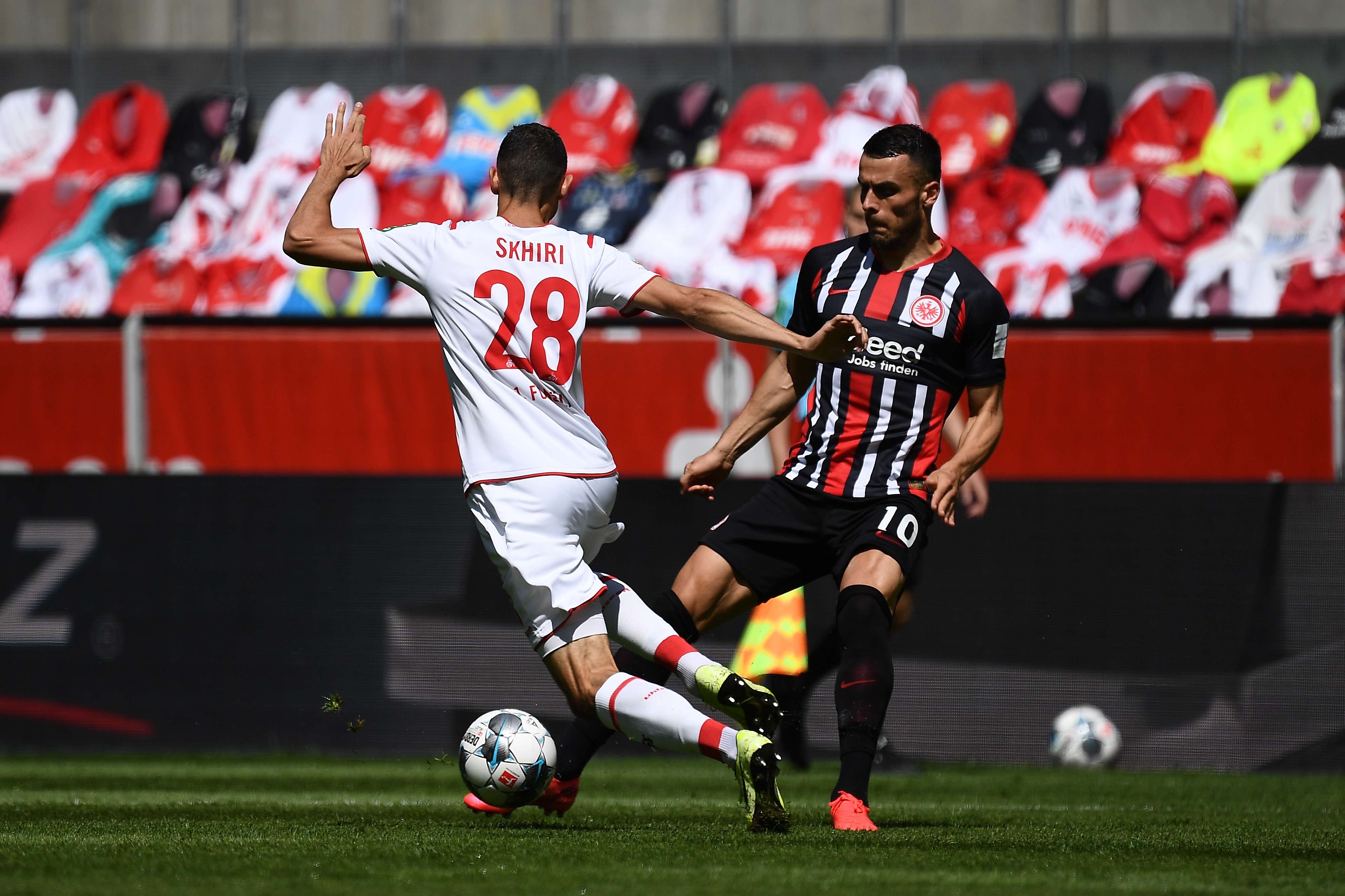Filip Kostic kann gerade noch den Ball an dem heraneilenden Kölner Skhiri vorbeilegen. Bild 1