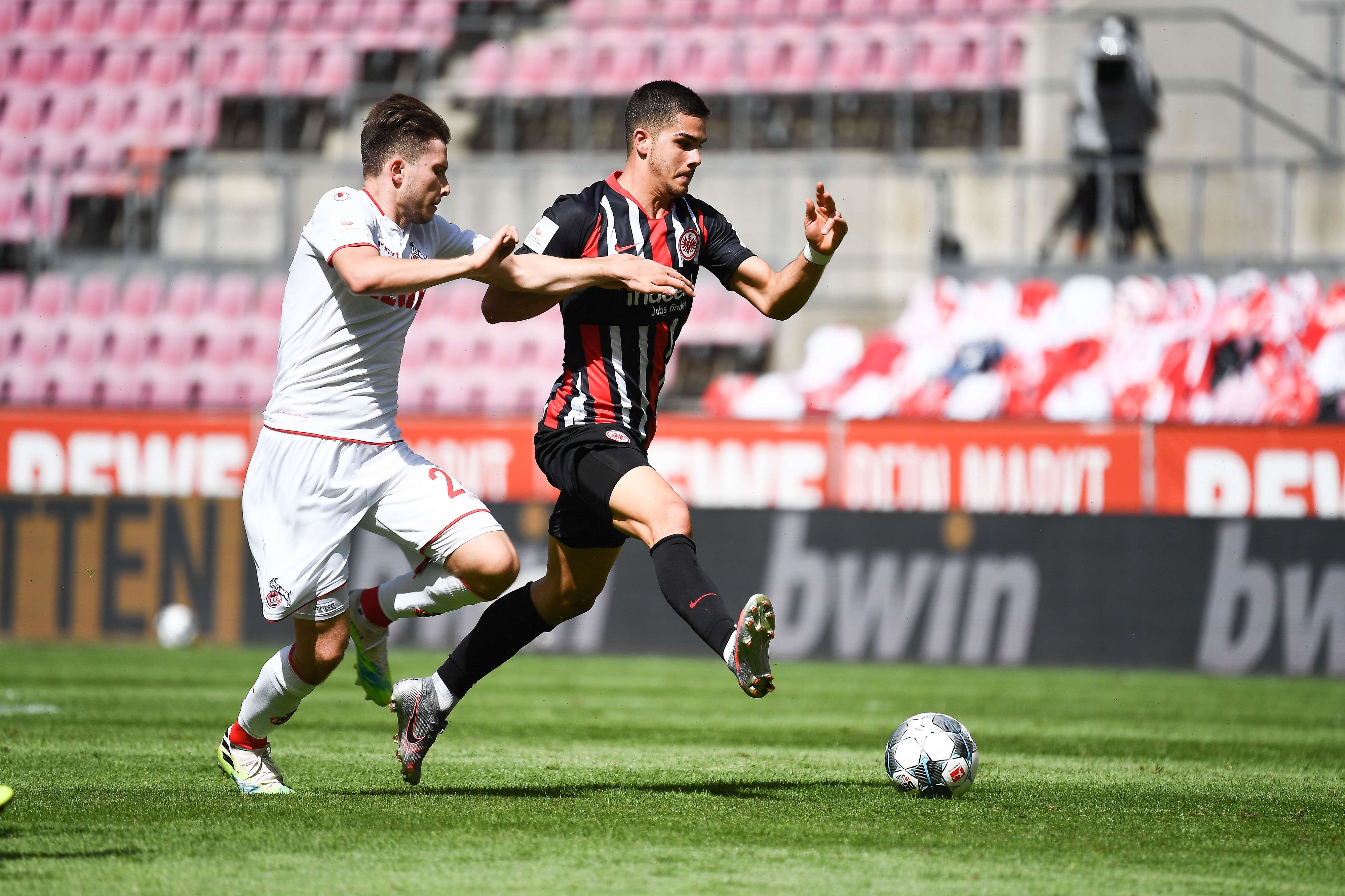 André Silva im Zweikampf. Bild 1