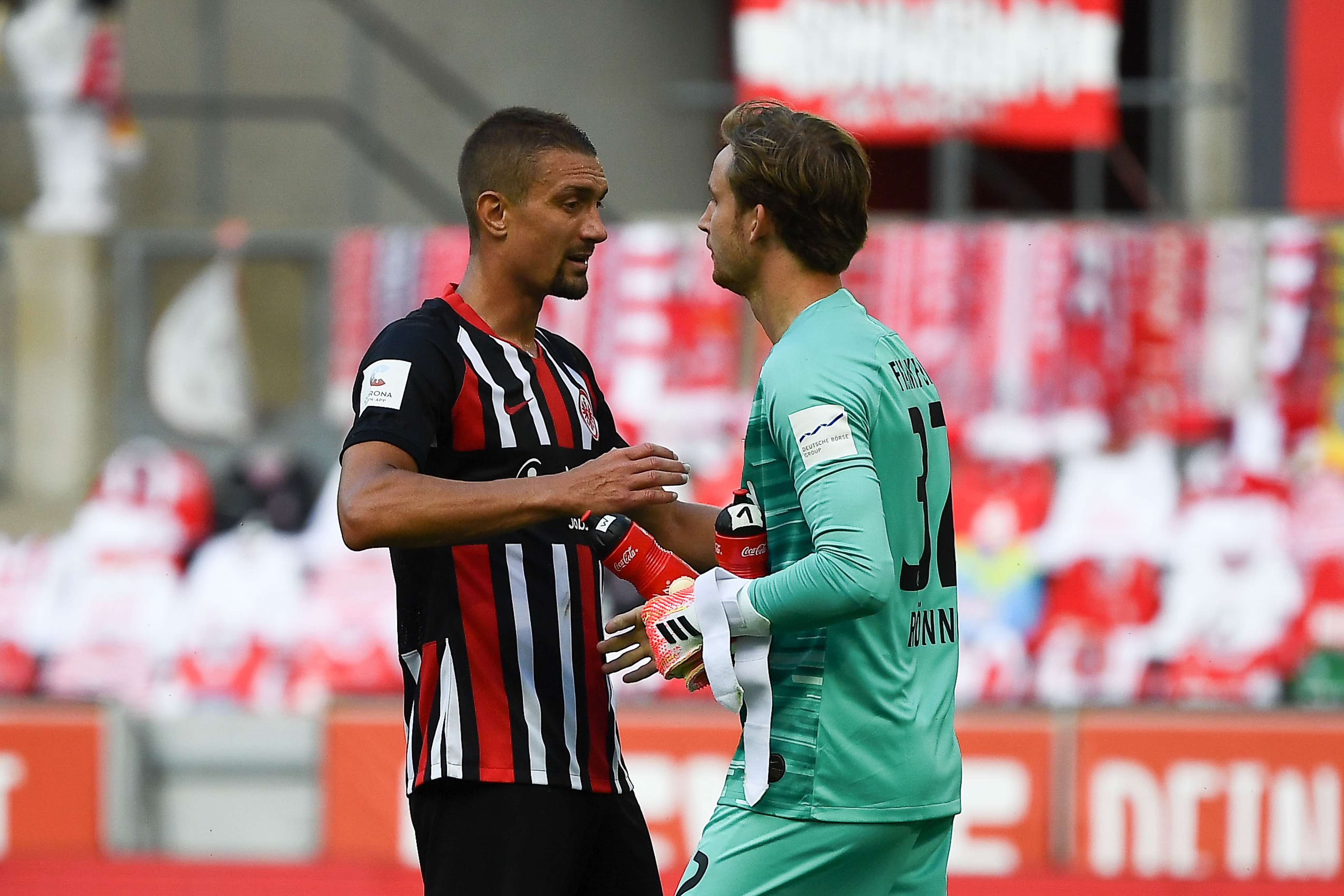 Ilsanker klatscht Rönnow nach seiner Leistung ab. Bild 1