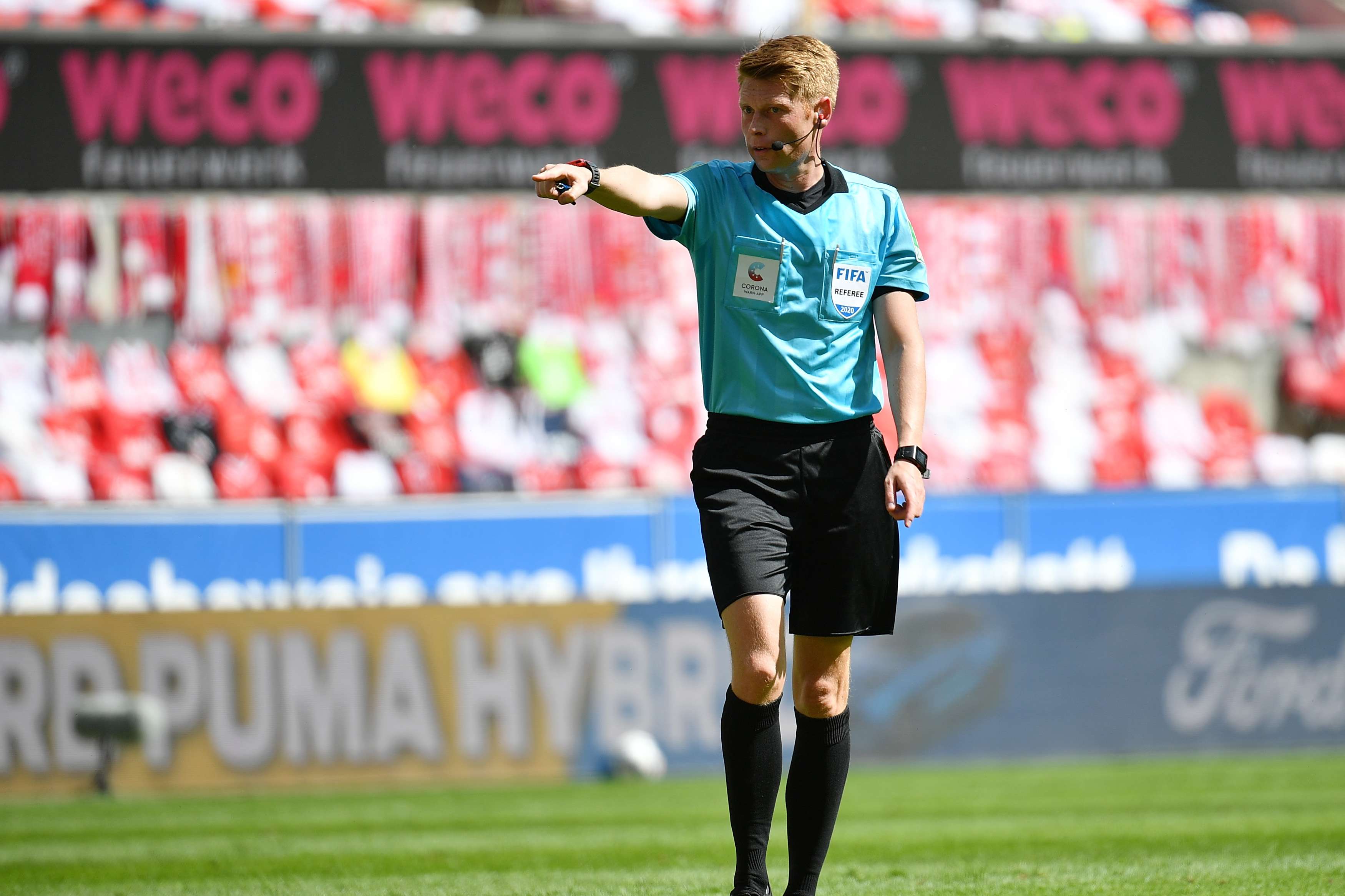 In der 44. Minute verspringt Sebastian Rode der Ball im Strafraum und trifft seinen Gegenspieler. Christian Dingert bleibt keine andere Wahl, als auf den Punkt zu zeigen. Bild 1