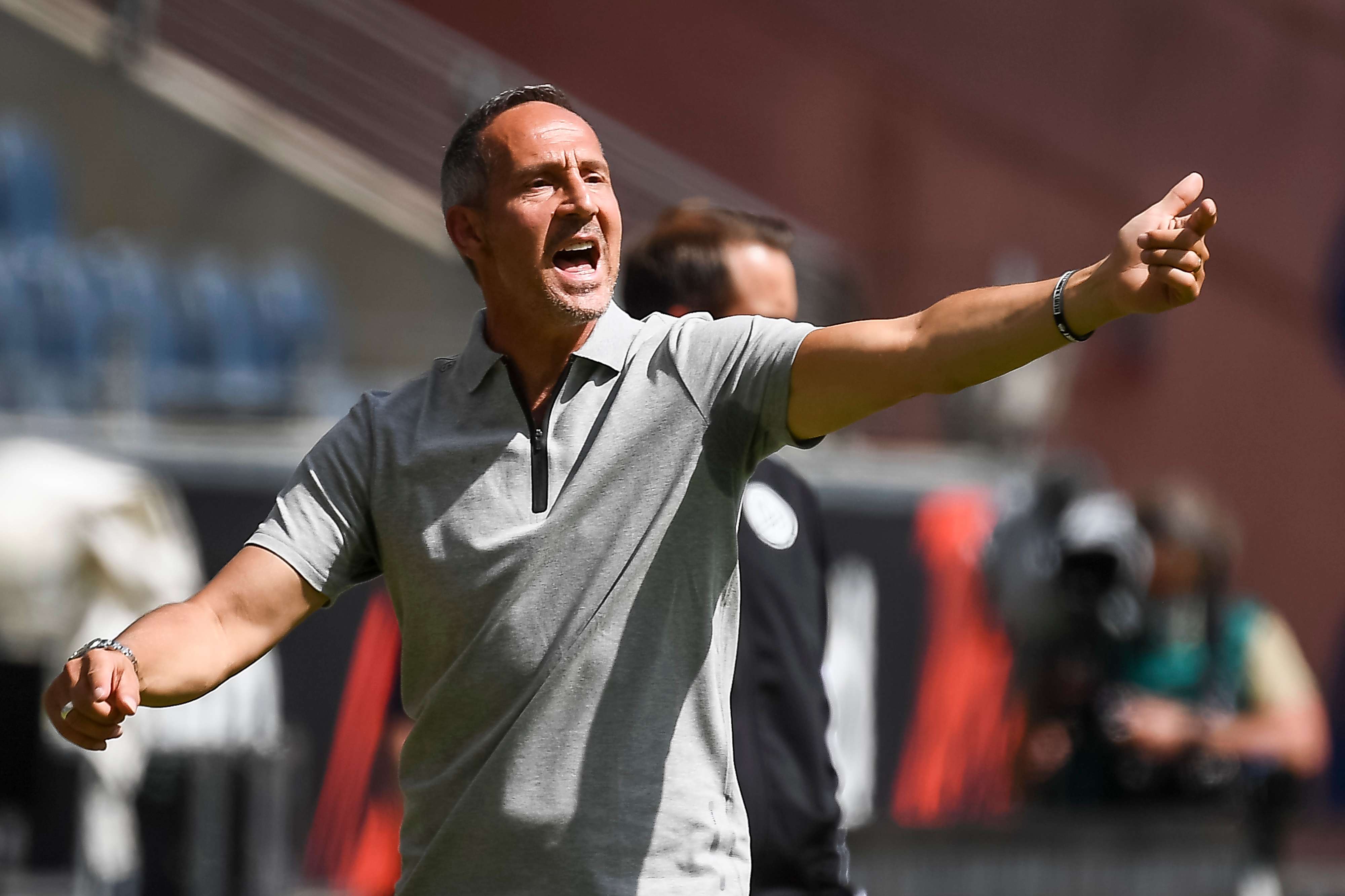Auch Adi Hütter gibt im letzten Liga Spiel nochmal alles. Bild 1