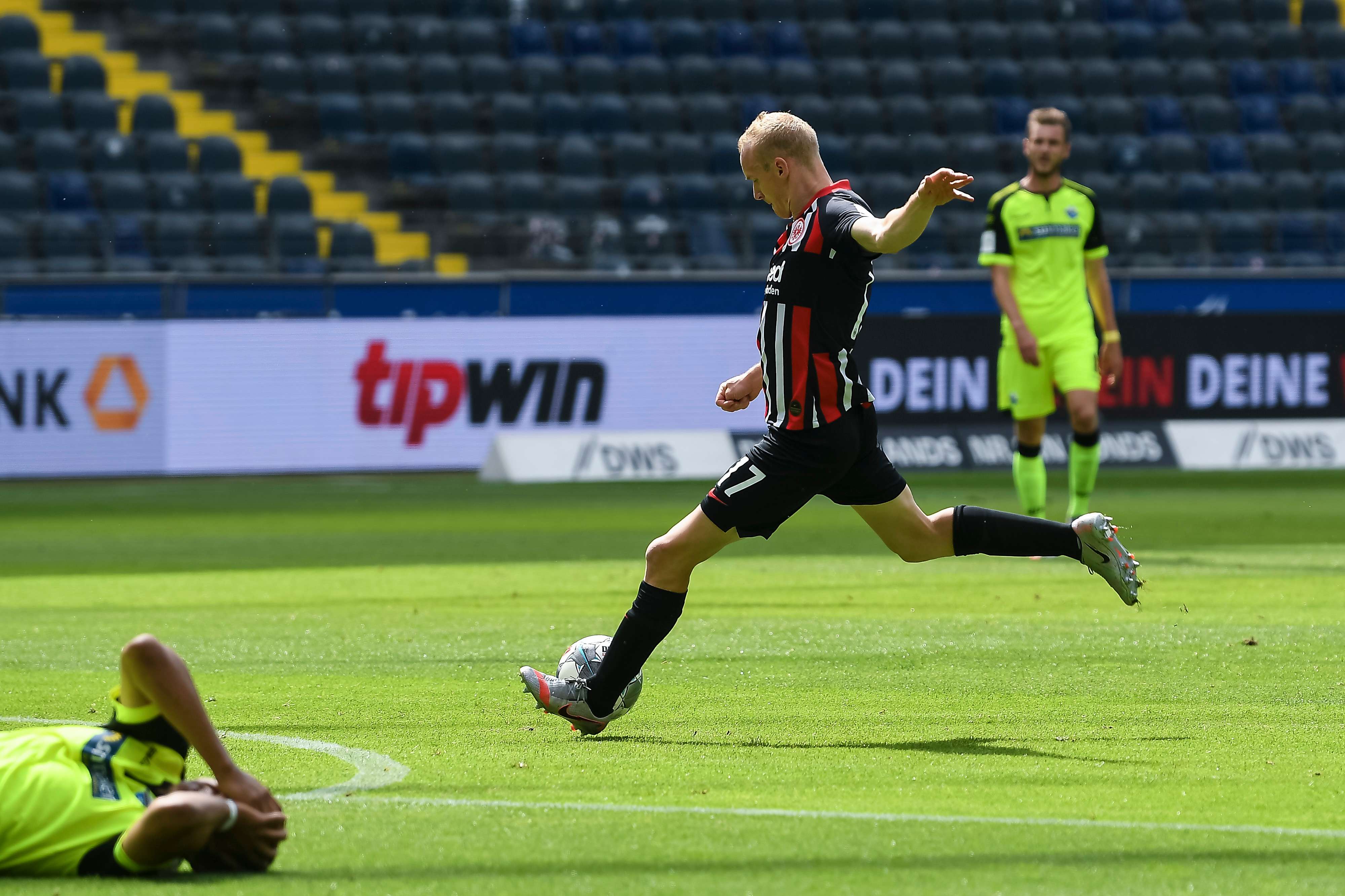 Sebastian Rode kommt unbedrängt an der Strafraumgrenze an den Ball und... Bild 1
