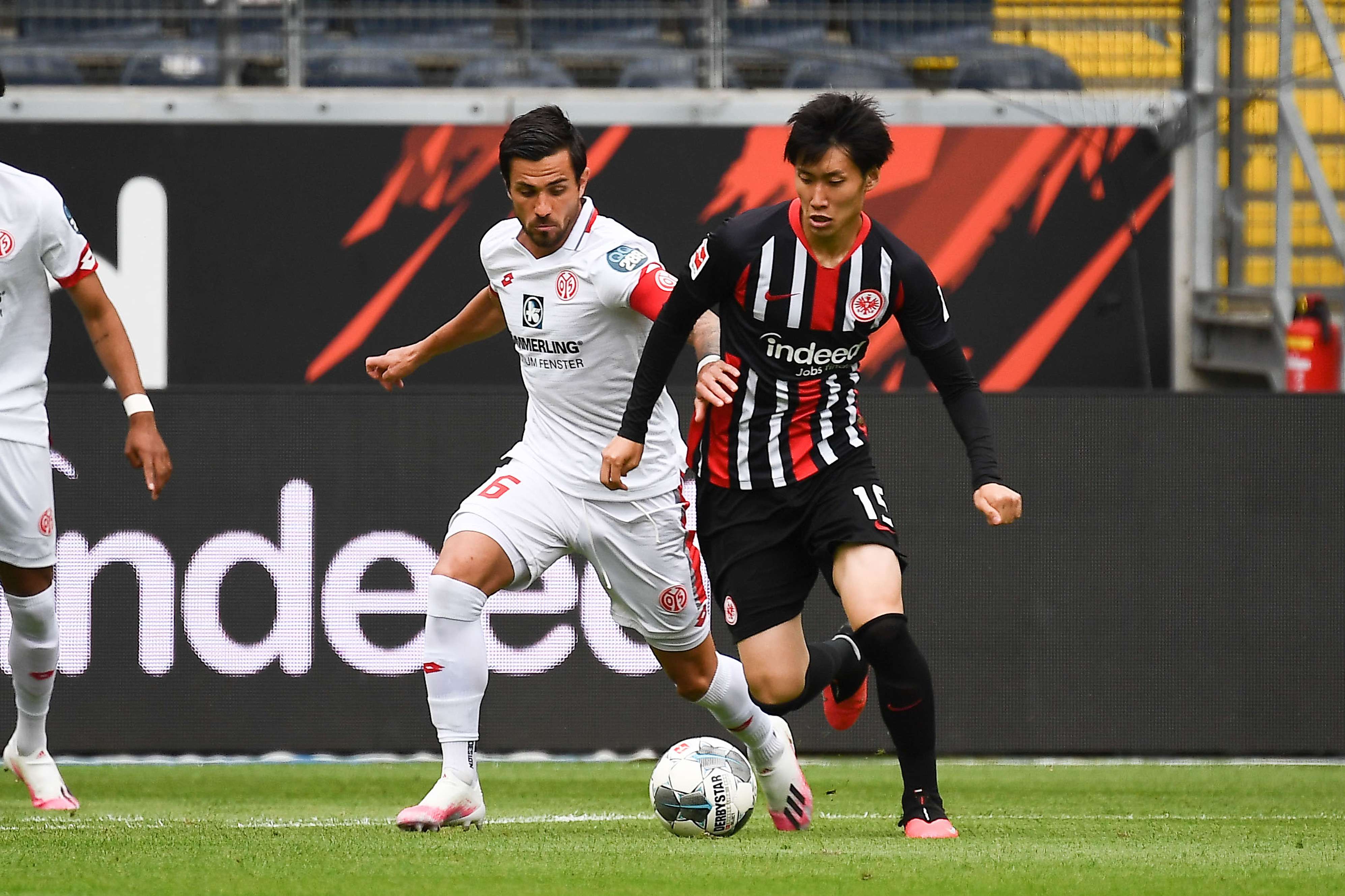 SGEM05 Danny Latza versucht Daichi Kamada zu stören. SGEM05