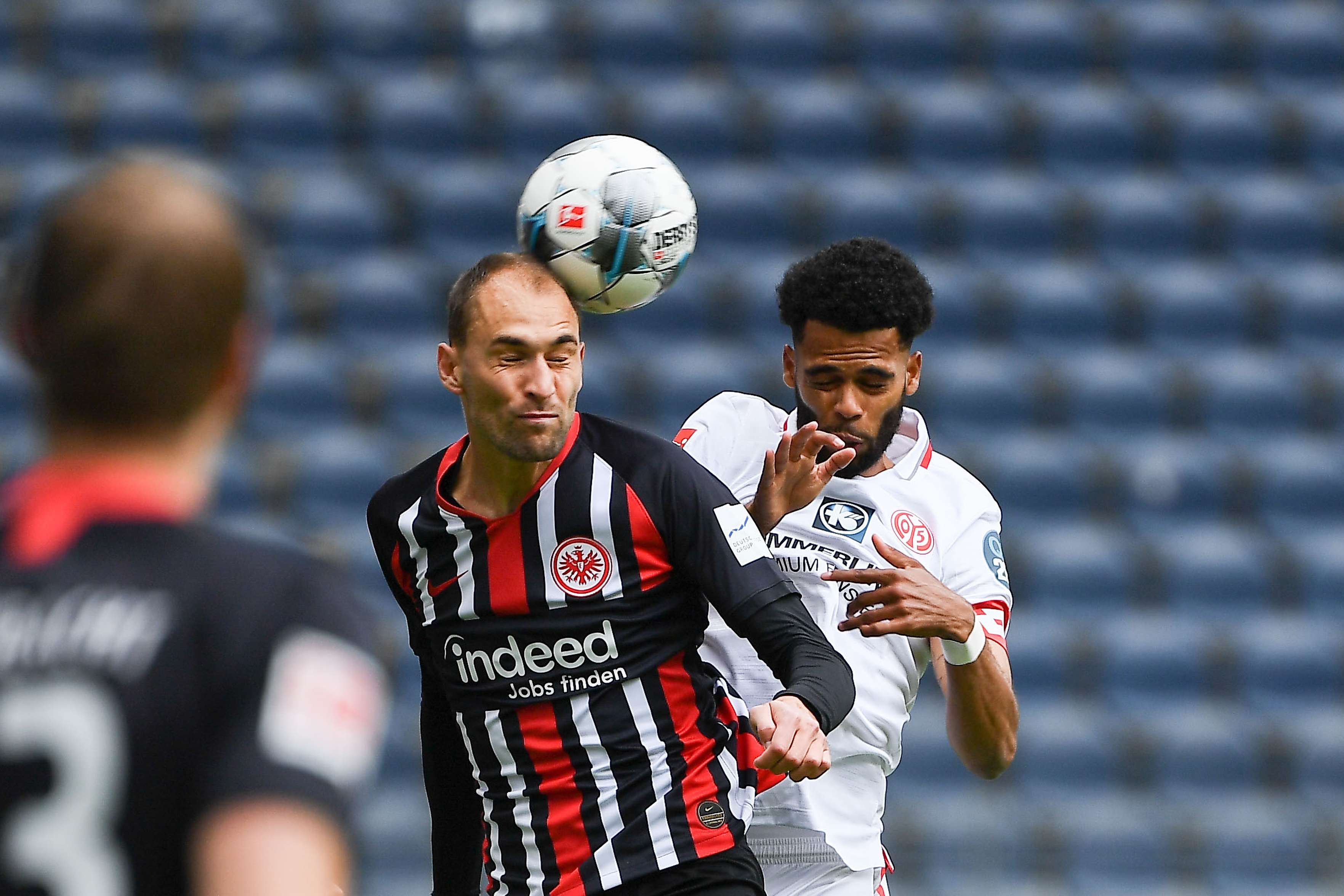 SGEM05 Dost kann im Kopfball Duell seine Größenvorteile gegen den Mainzer einsetzen. SGEM05