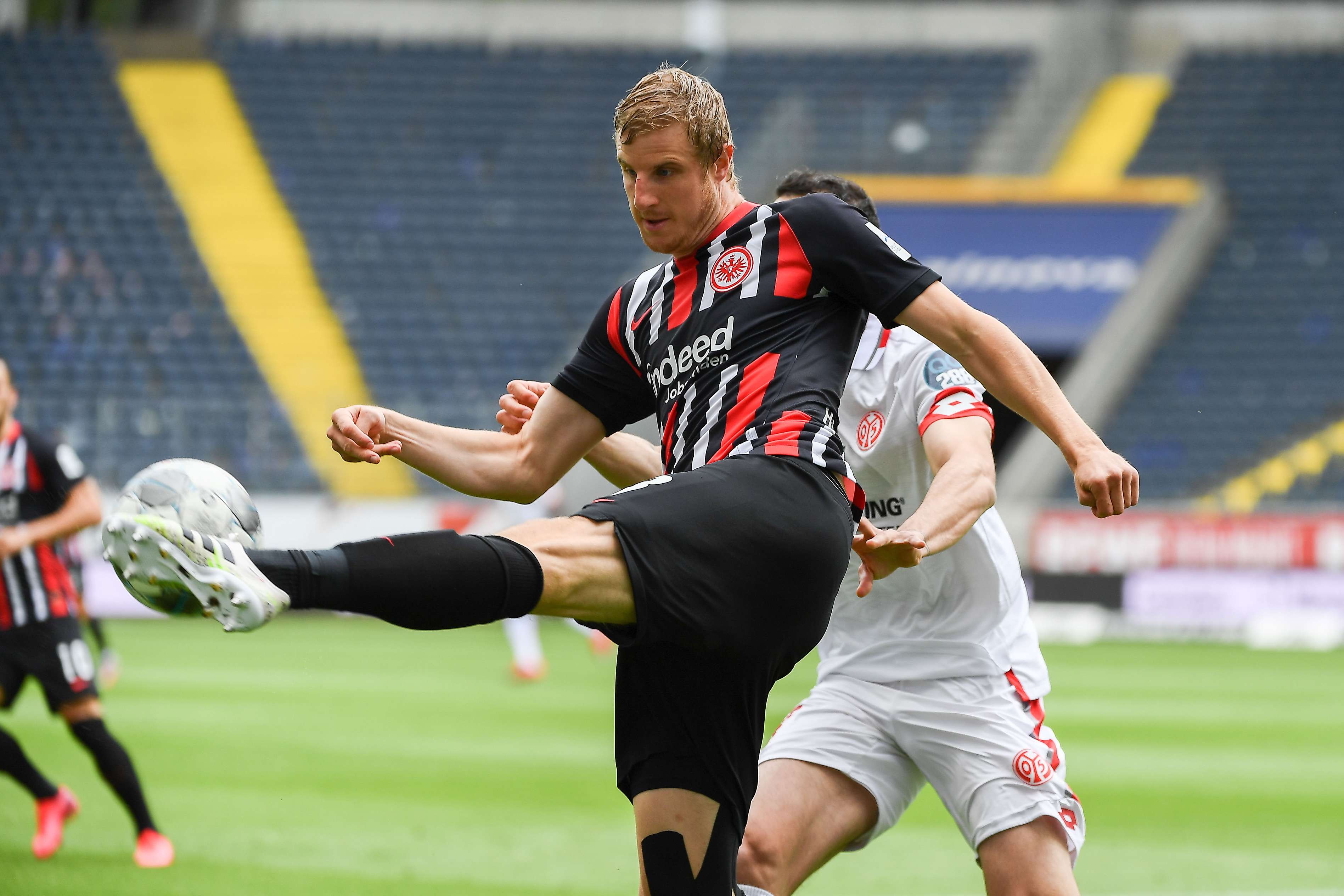 SGEM05 Mit gestrecktem Bein und vollem Fokus: Martin Hinteregger blockt einen seitlichen Ball. SGEM05