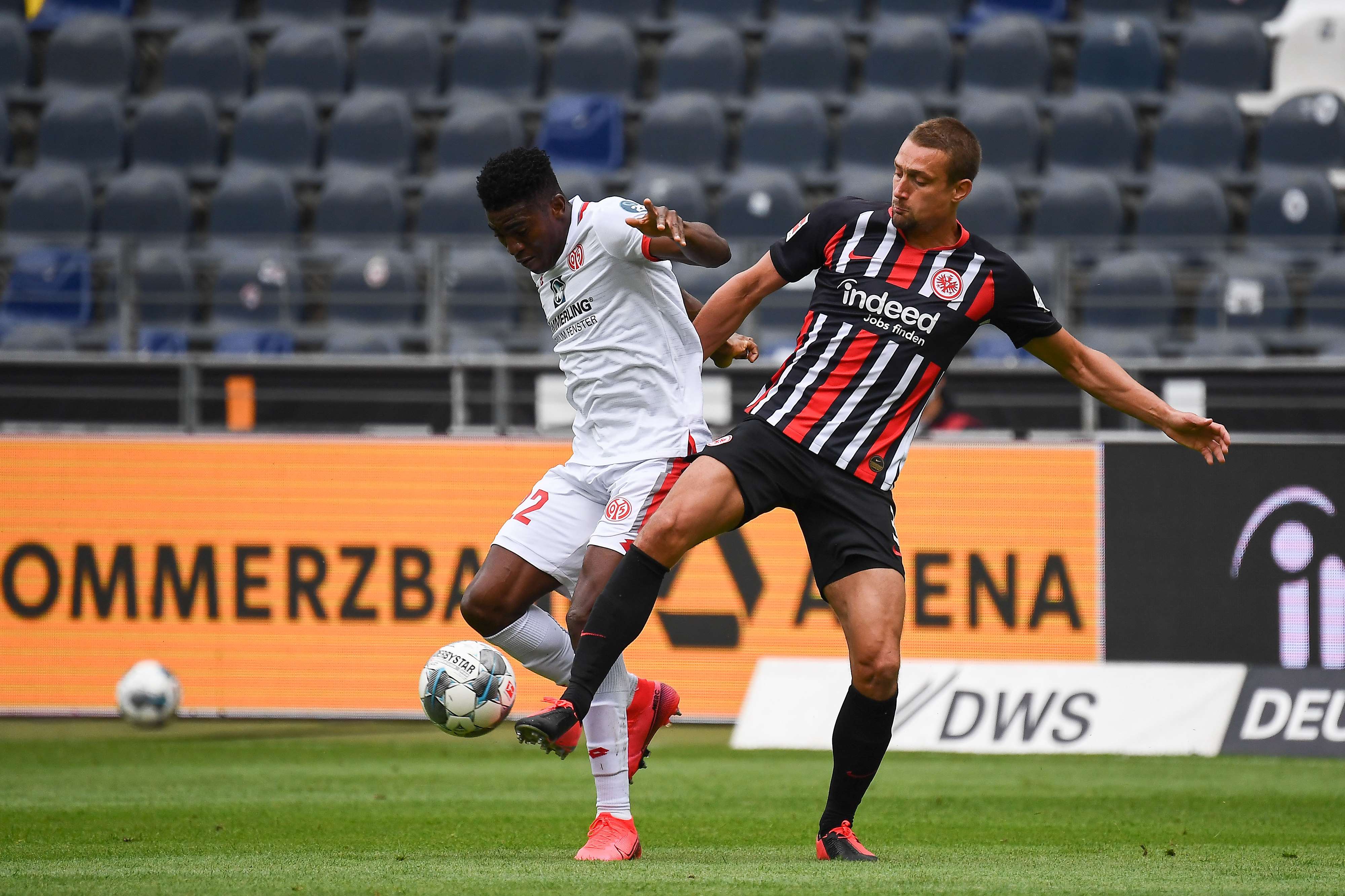 SGEM05 Der junge Taiwo Awoniyi im Zweikampf mit Routinier Stefan Ilsanker. SGEM05
