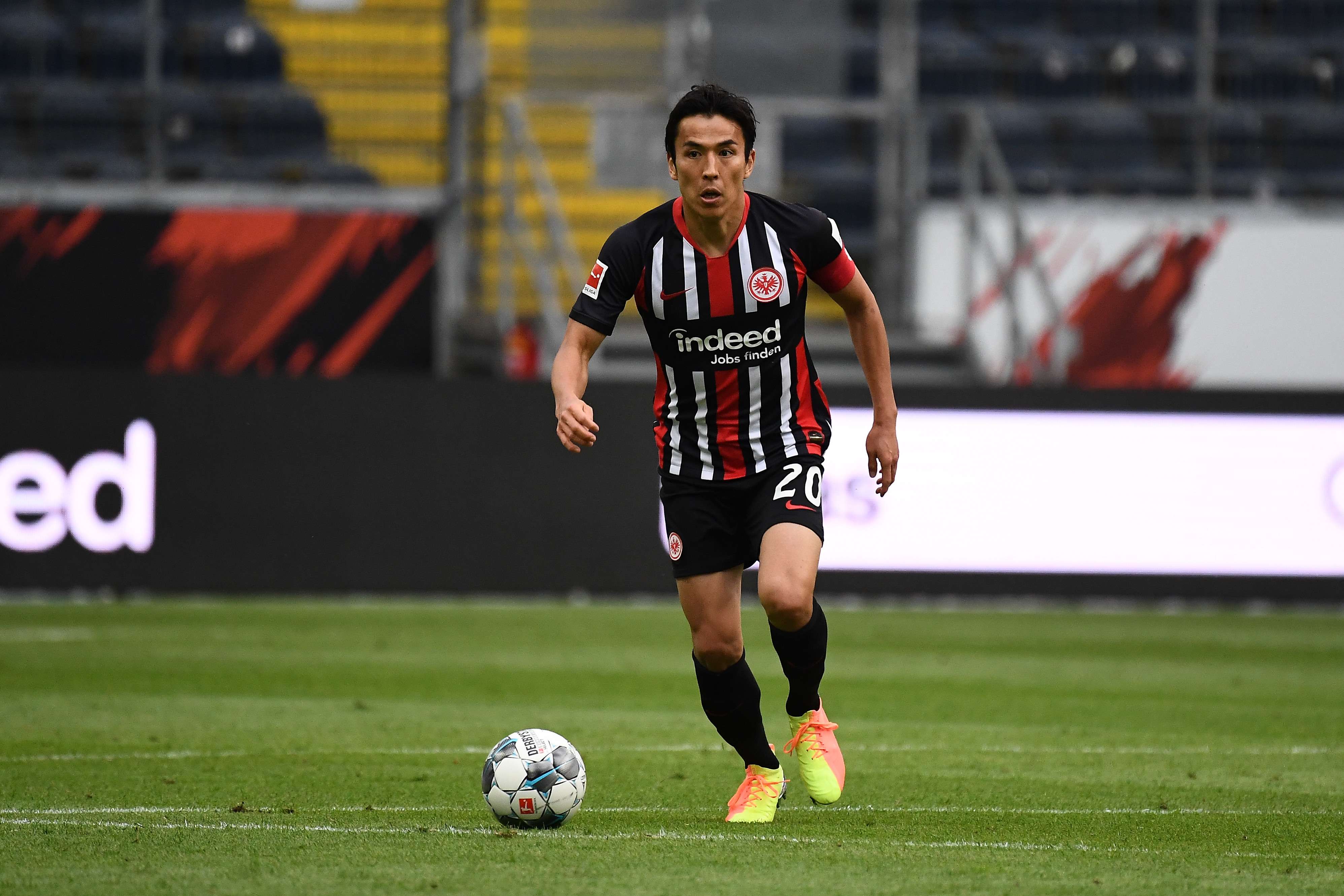 SGEM05 Makoto Hasebe scannt das Feld mit dem Ball am Fuß. SGEM05