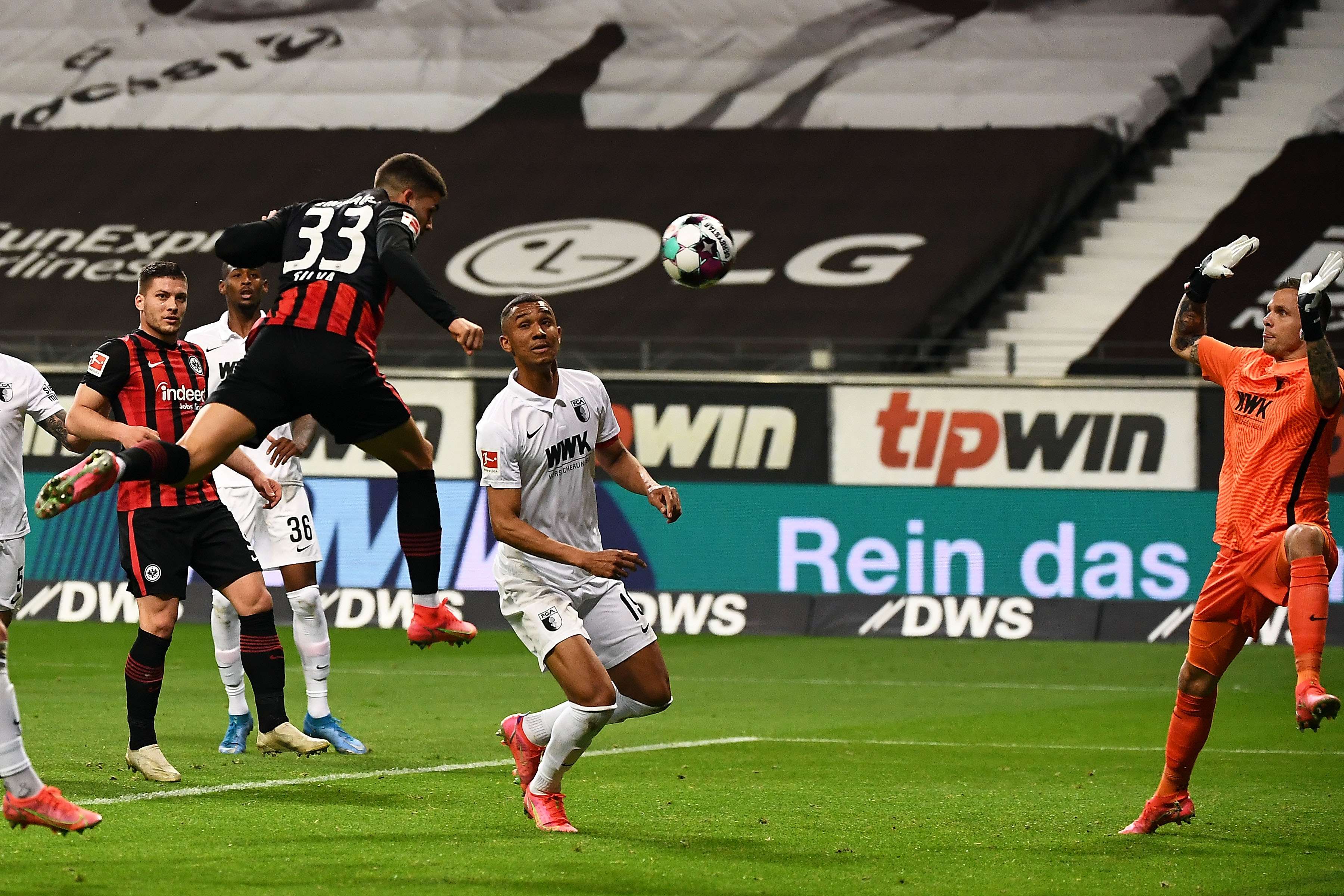 24. Saisontor von André Silva im Spiel Eintracht Frankfurt gegen FC Augsburg zum 2:0 in der 58. Minute (30. Spieltag). Bild 1