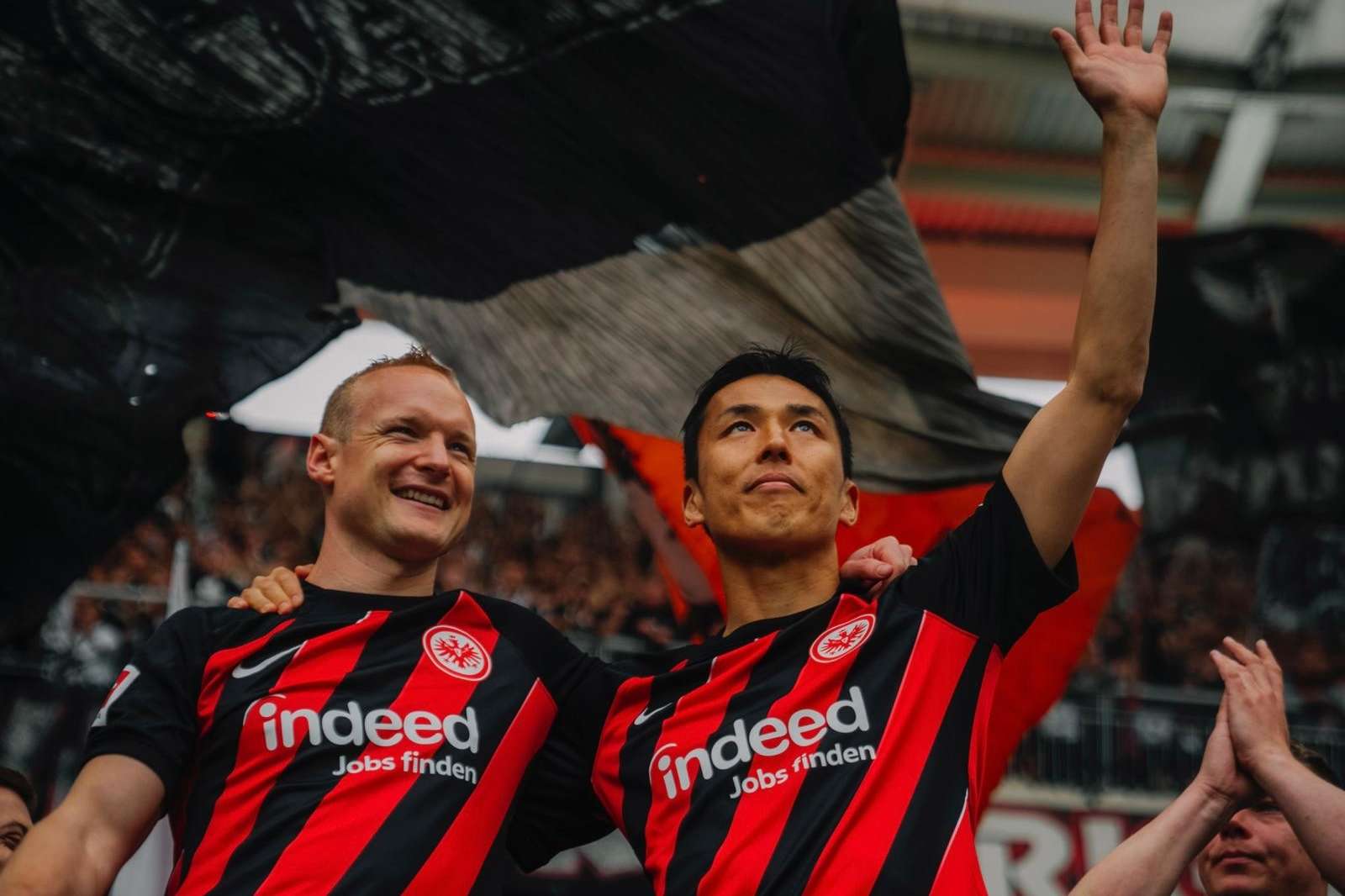 Zum absoluten Gänsehautmoment kommt es dann in der Nachspielzeit. Sebastian Rode und Makoto Hasebe kommen unter ohrenbetäubendem Jubel ins Spiel und feiern mit Mannschaft und Fans den gebührenden Abschluss zweier legendären Karrieren. Zum absoluten Gänsehautmoment kommt es dann in der Nachspielzeit. Sebastian Rode und Makoto Hasebe kommen unter ohrenbetäubendem Jubel ins Spiel und feiern mit Mannschaft und Fans den gebührenden Abschluss zweier legendären Karrieren.