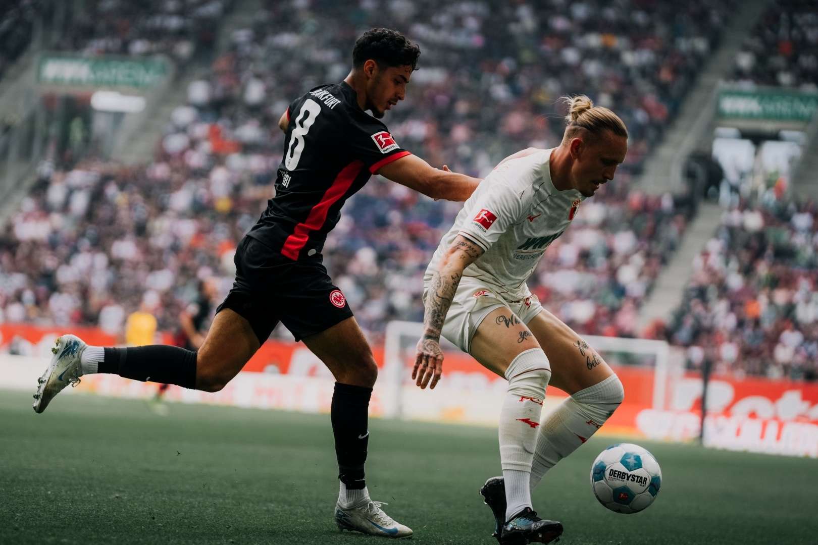 Farès Chaibi im Zweikampf mit Marius Wolf. Farès Chaibi im Zweikampf mit Marius Wolf.