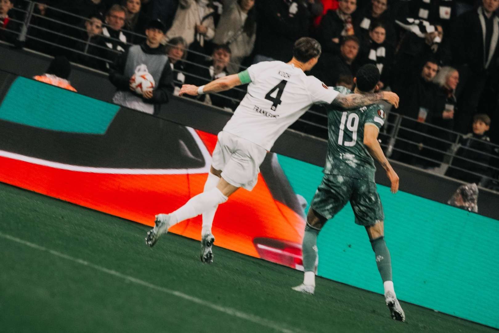 Robin Koch gegen Dominic Solanke. Robin Koch gegen Dominic Solanke.