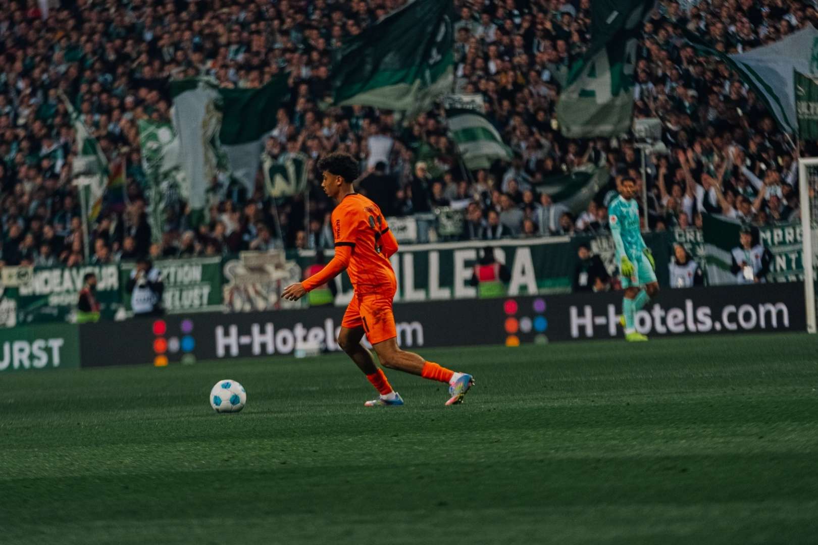 Nathaniel Brown treibt den Ball durch das Mittelfeld. Nathaniel Brown treibt den Ball durch das Mittelfeld.