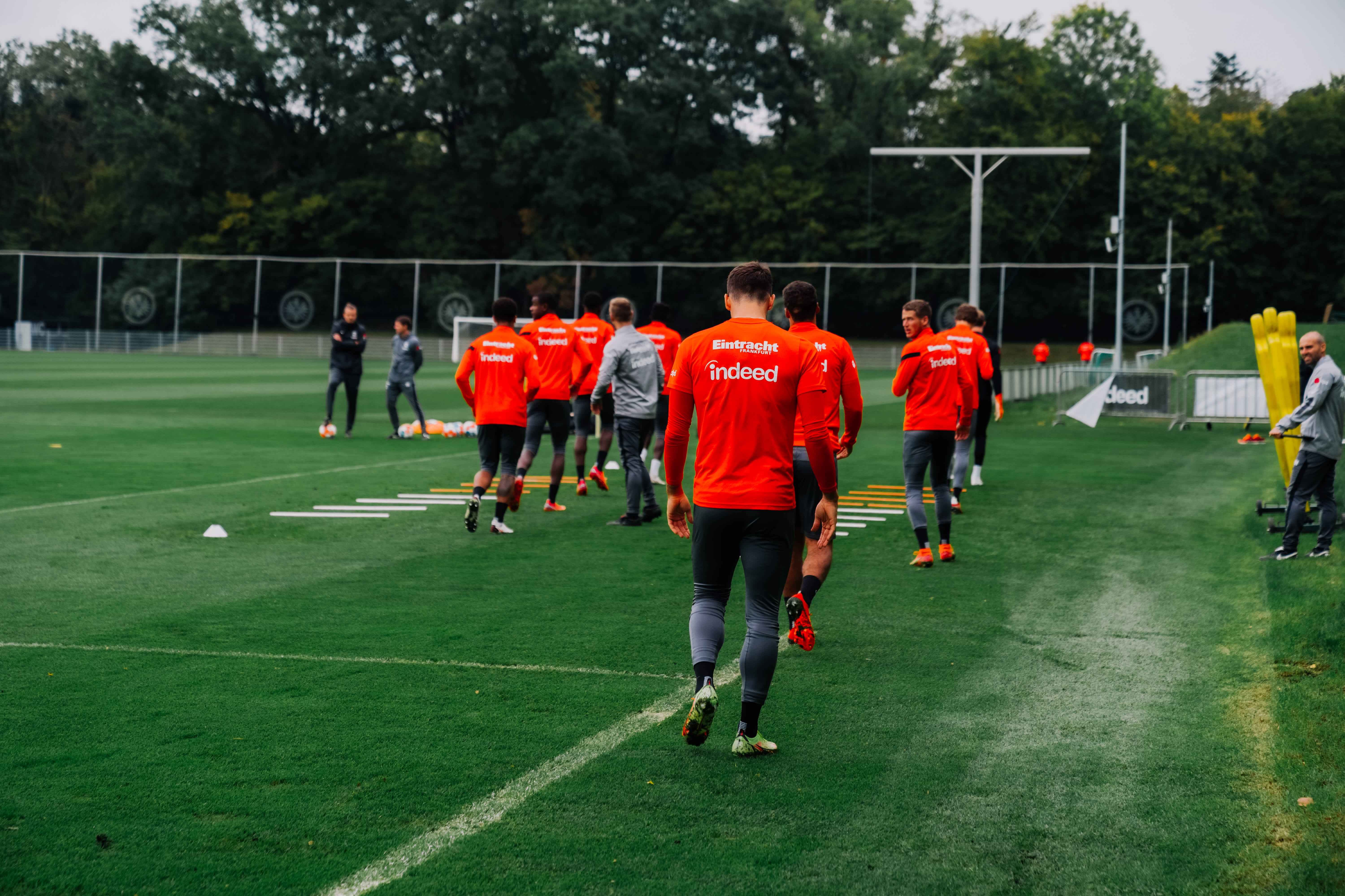 Mit lockeren Aufwärmübungen starteten die in Frankfurt verblieben Adlerträger in die erste Trainingseinheit der Woche. Mit lockeren Aufwärmübungen starteten die in Frankfurt verblieben Adlerträger in die erste Trainingseinheit der Woche.
