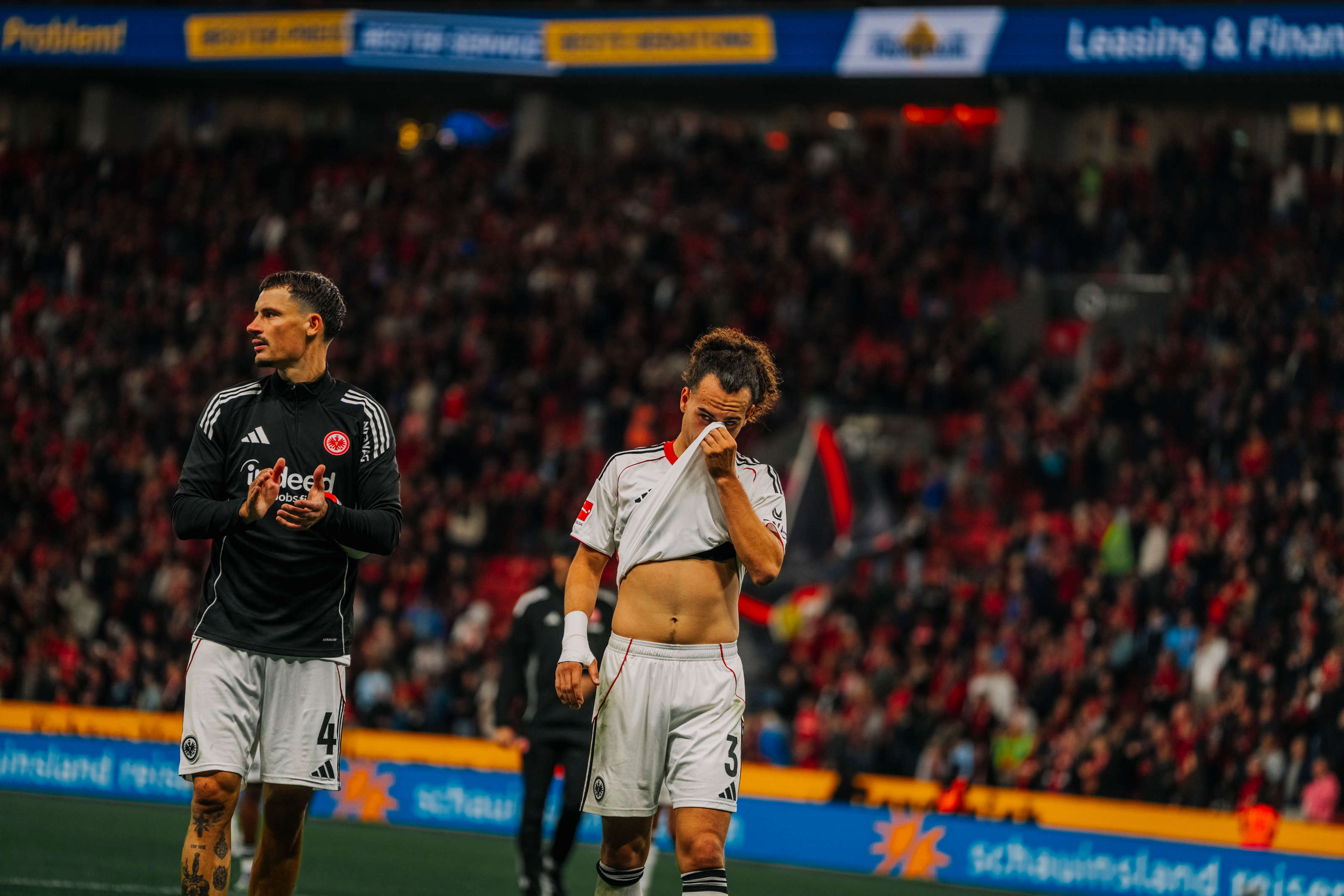 Letztlich muss sich Frankfurt mit 1:3 geschlagen geben, Robin Koch und Theate verlassen den Platz. Letztlich muss sich Frankfurt mit 1:3 geschlagen geben, Robin Koch und Theate verlassen den Platz.