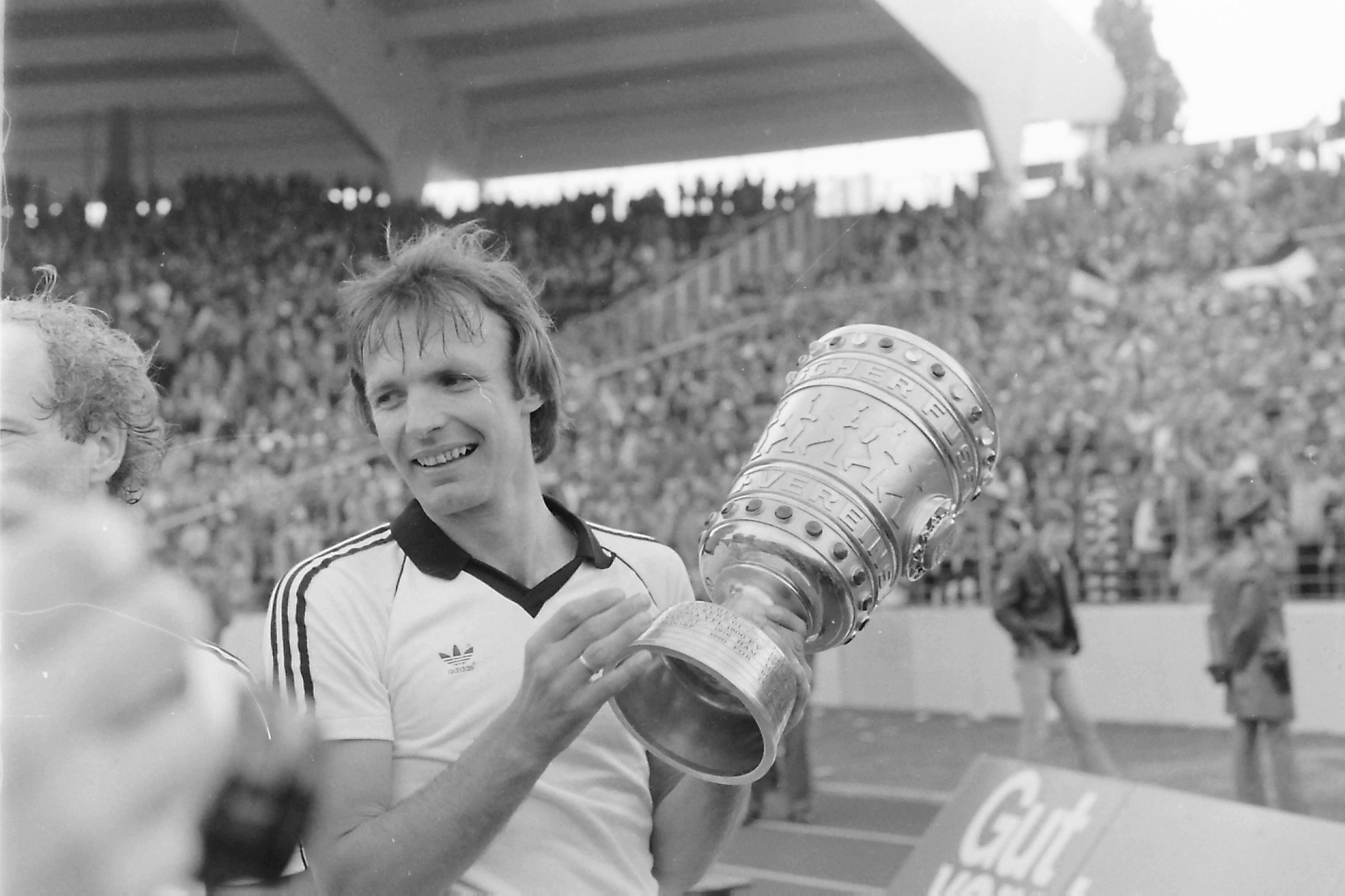 Insgesamt viermal gewinnt Charly mit der Eintracht den DFB-Pokal, wie hier 1981 im Finale gegen den 1. FC Kaiserslautern. Insgesamt viermal gewinnt Charly mit der Eintracht den DFB-Pokal, wie hier 1981 im Finale gegen den 1. FC Kaiserslautern.