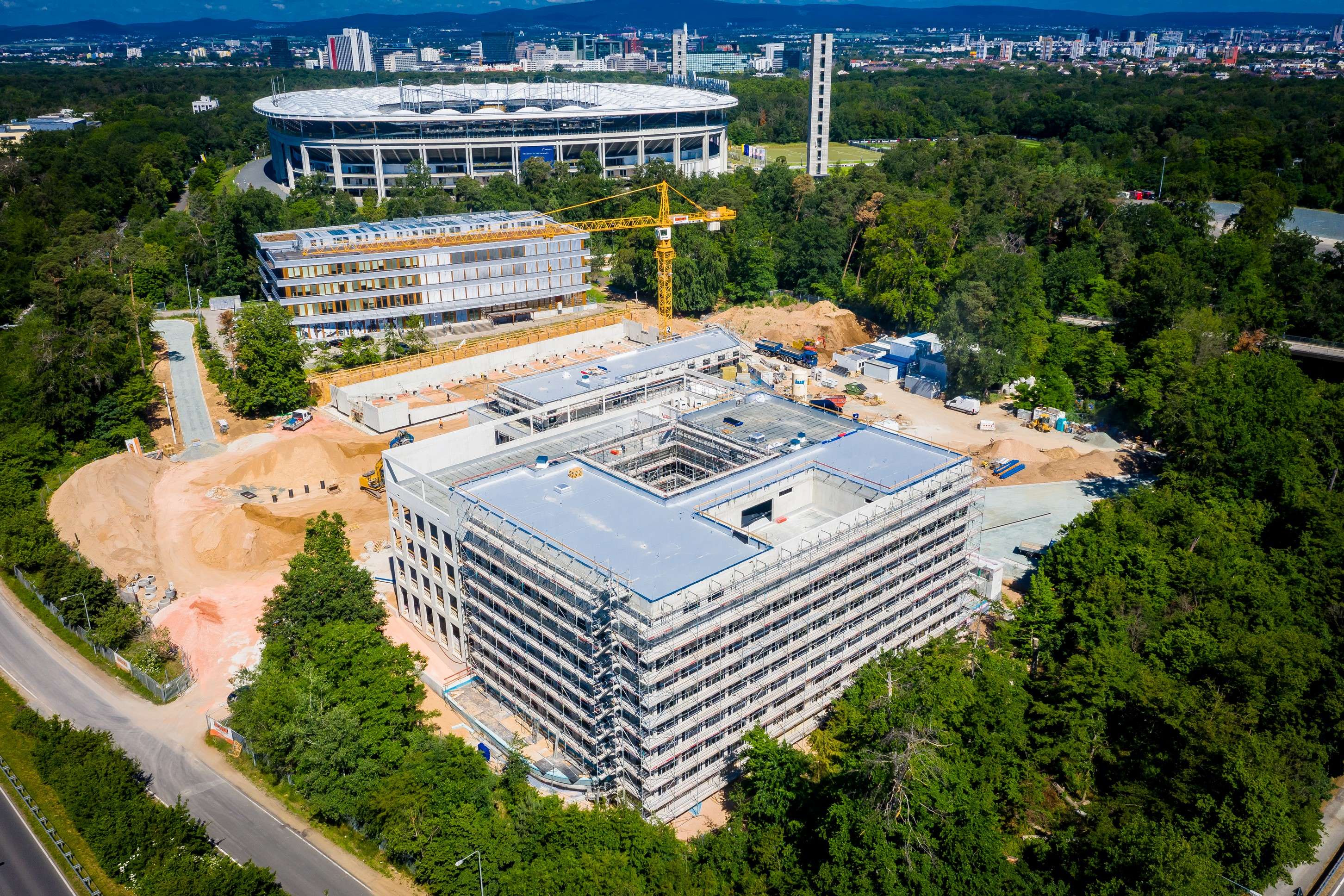 In einer Linie: Proficamp, Stadion und die Skyline. Picture 1