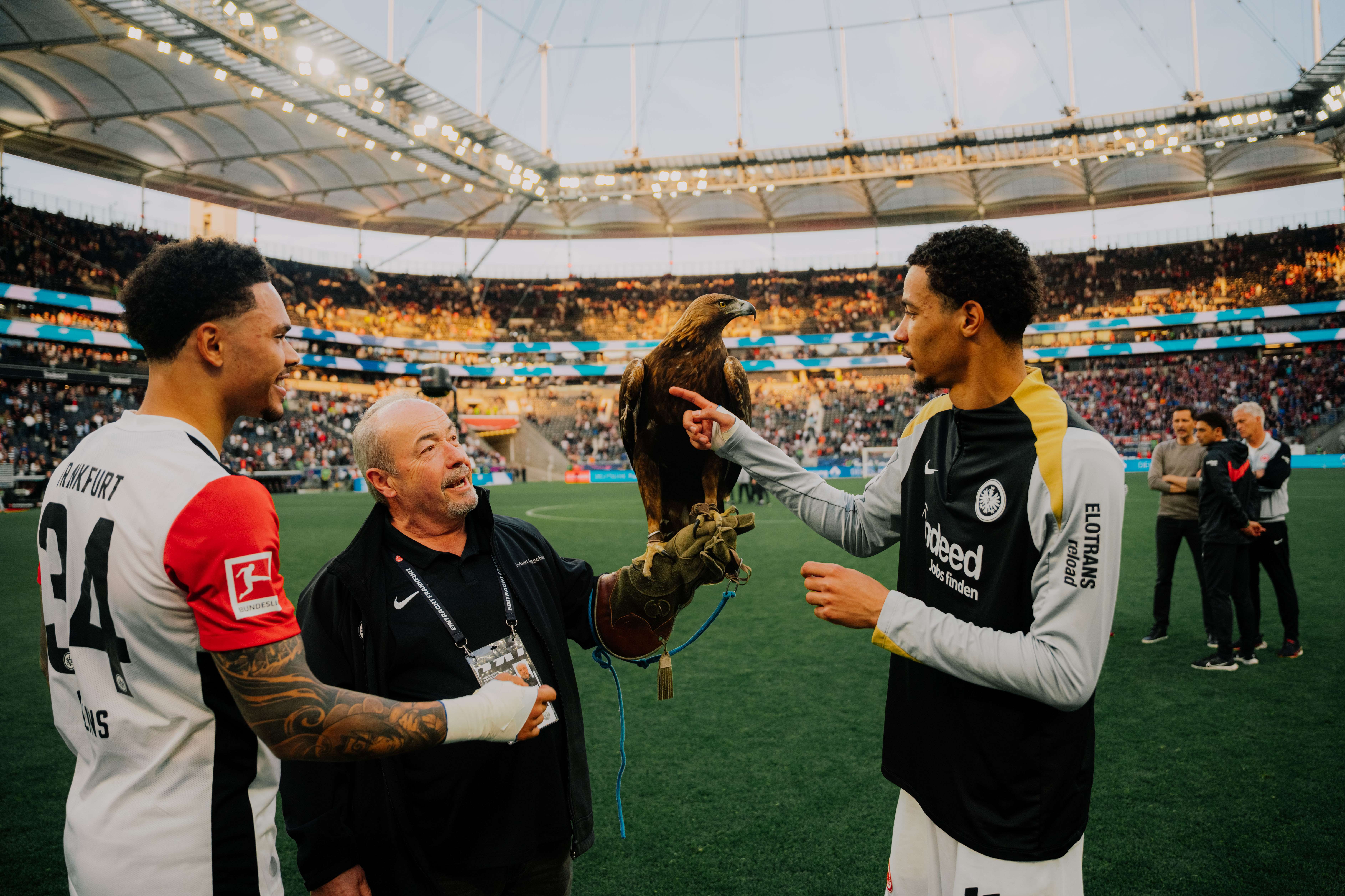 Hugo Ekitiké und Nnamdi Collins schauen nach Schlusspfiff bei Attila vorbei. Hugo Ekitiké und Nnamdi Collins schauen nach Schlusspfiff bei Attila vorbei.