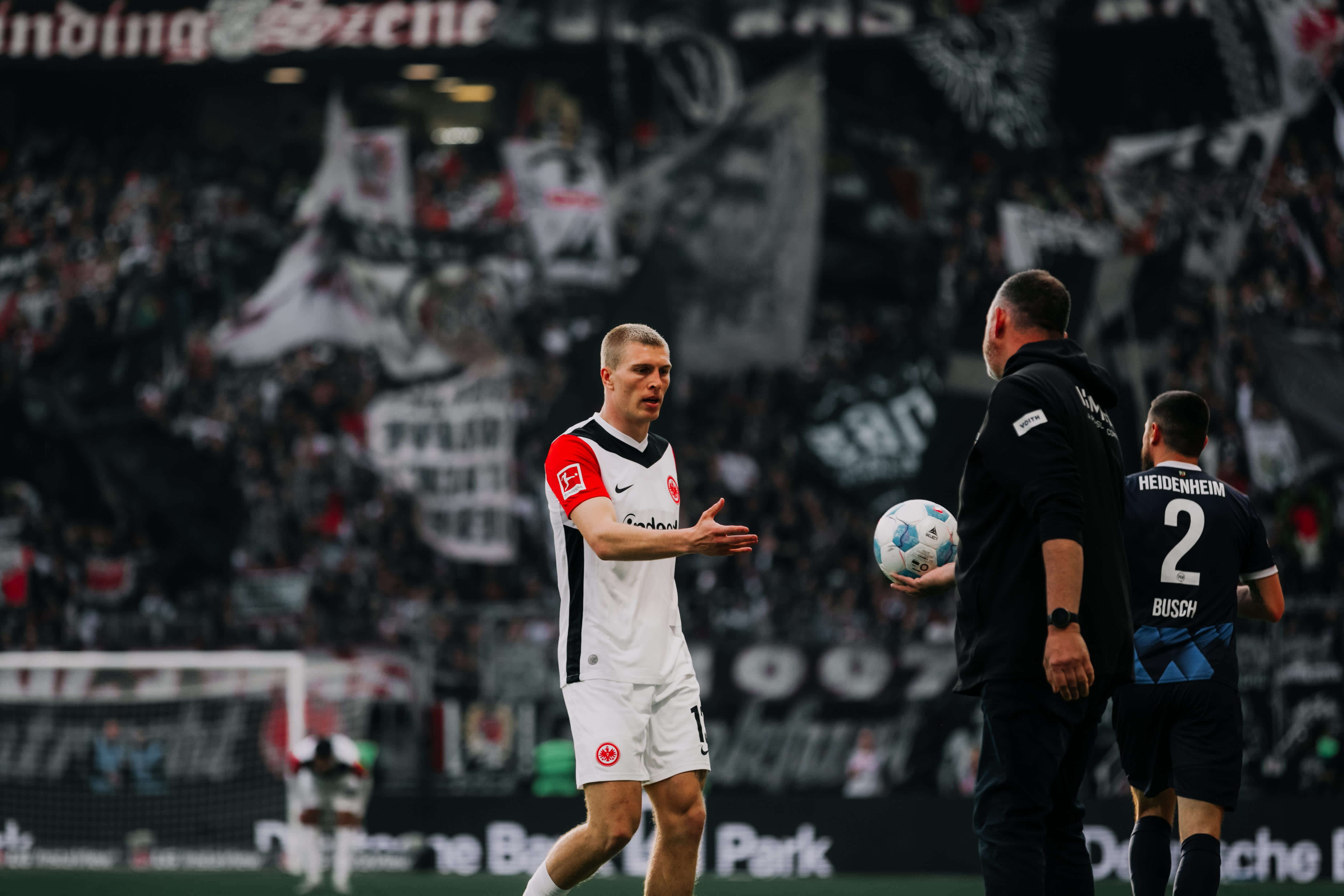 Den Ball, bitte: Rasmus Kristensen und Heidenheims Cheftrainer Frank Schmidt. Den Ball, bitte: Rasmus Kristensen und Heidenheims Cheftrainer Frank Schmidt.